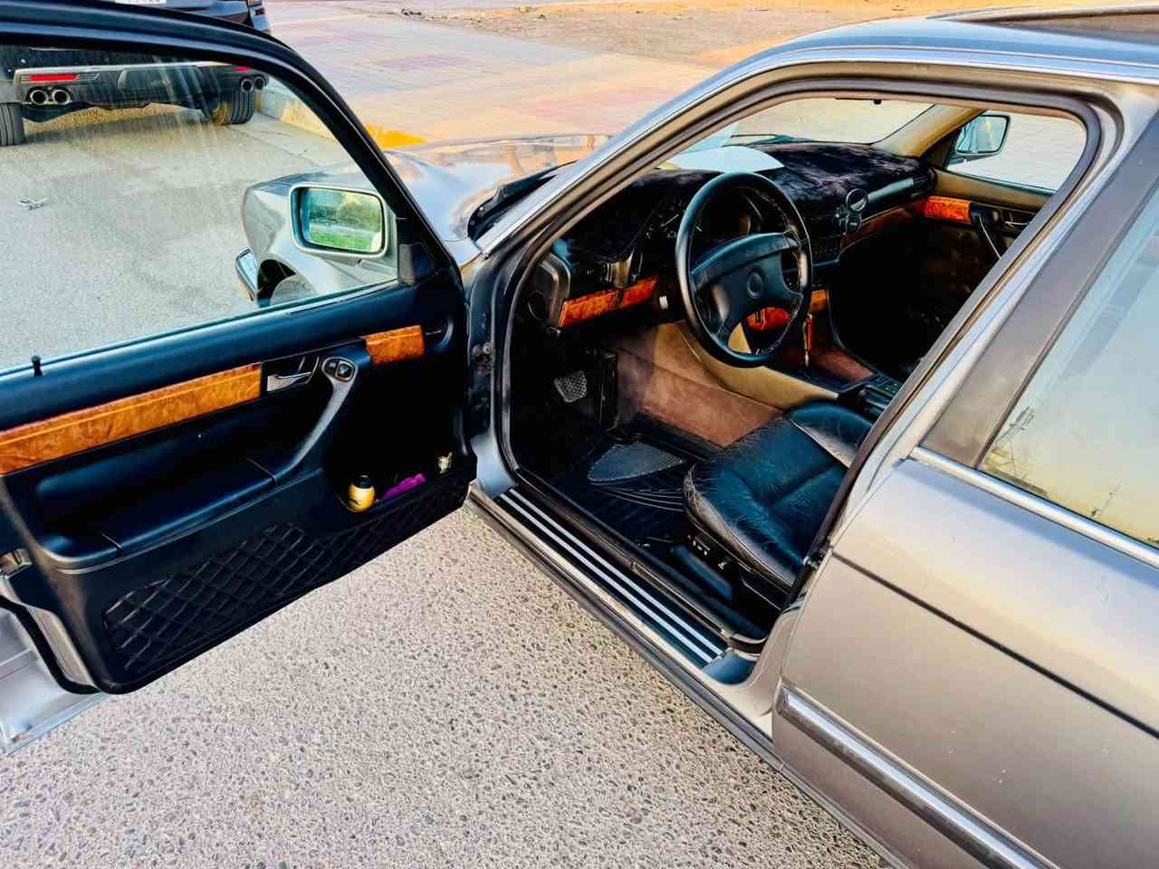 السلام عليكم للبيع BMW  موديل 93 محرك 735  تخم تاير تبريد كشنات  جلد تدفئه كهرباء 5 بردات بلادي السياره نضيفه جداً  للاستفسار الاتصال مكان السياره الرمادي ***********
