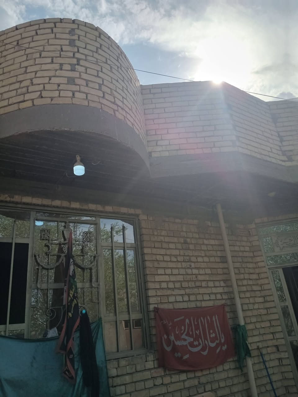 بيت ١٥٠ متر طابو صرف قاطين ٤غرف نوم 
الطابق الثاني كامل ٢غرف صاله وحمام وتواليت
والطابق الارضي ٢غرف نوم وواستقبال وصاله ومطبخ وحمام داخلي  وتواليت خارجي
البناءطابوك تاريخ البناء ٢٠٠١٩ الاتصال على الرقم *********** وتساب نفس الرقم عنوان ناحية الوحده  قرب محطه المجاري الجديده ال٥
