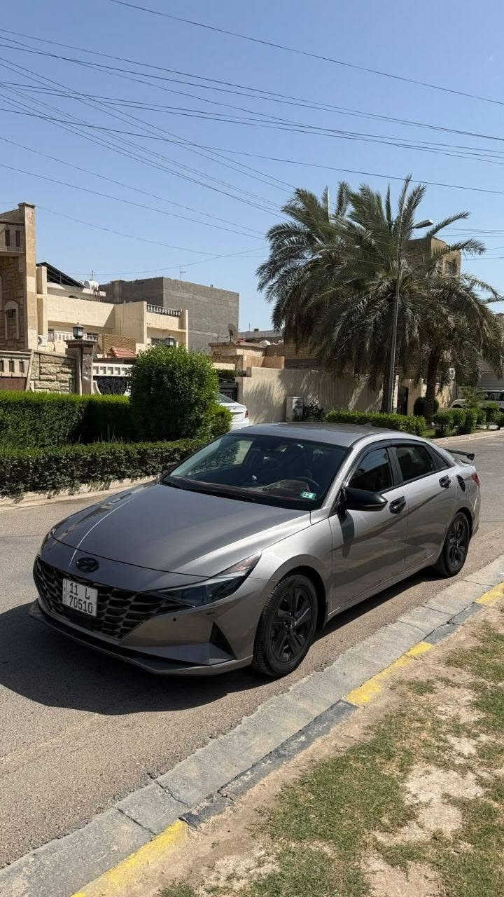 🚘 للبيع هيونداي إلنترا SEL 2023 وارد أمريكي
▪️ الموديل: Hyundai Elantra SEL 2023
▪️ المحرك: 2.0 لتر 4 سلندر ( 2000 دوش ) 
▪️ گير CVT أوتوماتيك
▪️ دفع أمامي
▪️ اقتصادية جداً بالوقود 

المواصفات:
✅ شاشة 8 إنج
Apple CarPlay و Android Auto ✅
✅ كاميرا خلفية
✅ تدفئة مقاعد 
✅ تشغيل بصمة (Push Start)
✅ دخول ذكي (Smart Key)
✅ مثبت سرعة
✅ تحذير النقطة العمياء
✅ تحذير الخروج عن المسار مع المحافظة على المسار
✅ تحذير حركة المرور الخلفية
✅ حساسات وأنظمة أمان متطورة
✅ مرايا كهربائية مع تسخين (Edmunds)
✅ ماشية 57 الف كيلو متر 
✅ دوشمة كشنات لون اسود جلد خياط راقي 
✅ اضائة led محيطية داخلية 
السيارة نظيفة جداً، استخدام شخصي، لا تحتاج أي مصروف، جاهزة للفحص بأي مكان . محافظ عليها حتى بانزين بس محسن افولها وهي محركها 2000 دوش يعني تشرب كلشي ، بس معتني بيها الى اقصى درجة . 

حادثها بسيط فقط چاملغ خلفي ايمن . موجود سونار كامل للسيارة ،شرط الفحص. 

السعر: ( 160ورقة وبيها مجال بسيط جداً )�للاستفسار: ( *********** )
