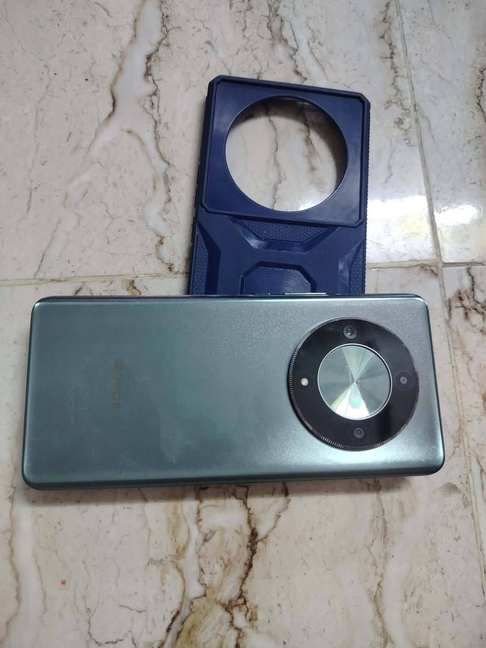 للبيع HONOR X9b
💾 الذاكرة: 256GB
🧠 الرام: 16GB
🔋 البطارية: 5800mAh
⚡ المعالج: Snapdragon 6 Gen 1 
5G
🎮 PUBG يدعم 60 فريم
✨ الجهاز كلش نظيف، ما مفتوح، مشتغل استخدام قليل جداً، وبعده بحالة ممتازة.
💰 السعر: 280 ألف دينار
↩️ بي مجال 
📍 المكان: الديوانية ***********
