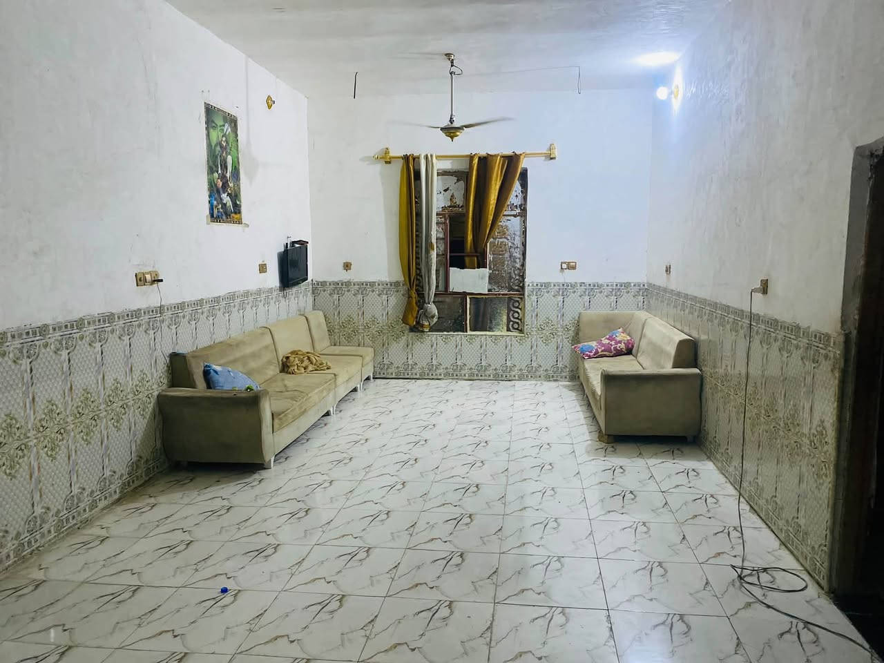 البيت البيع مساحته ٤٠٠ركن متكون من غرفين صاله مطبخ مضيف خارجي صحيات داخليه وخارجيه كافت خدمات موجود عمود ٤٧١طريق شيوخ ‭***********‬الاستفسار عل رقم

