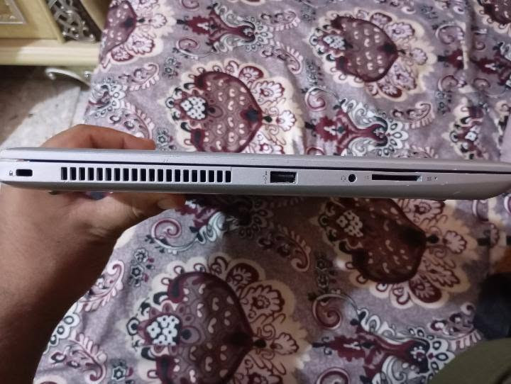 السلام عليكم 
لابتوب hp نظام Windows 10 pro 

المعالج : core i5 8250U CPU

الرام : 16GB

المساحه : 265 SSD 

السعر 275 وبي مجال
***********
