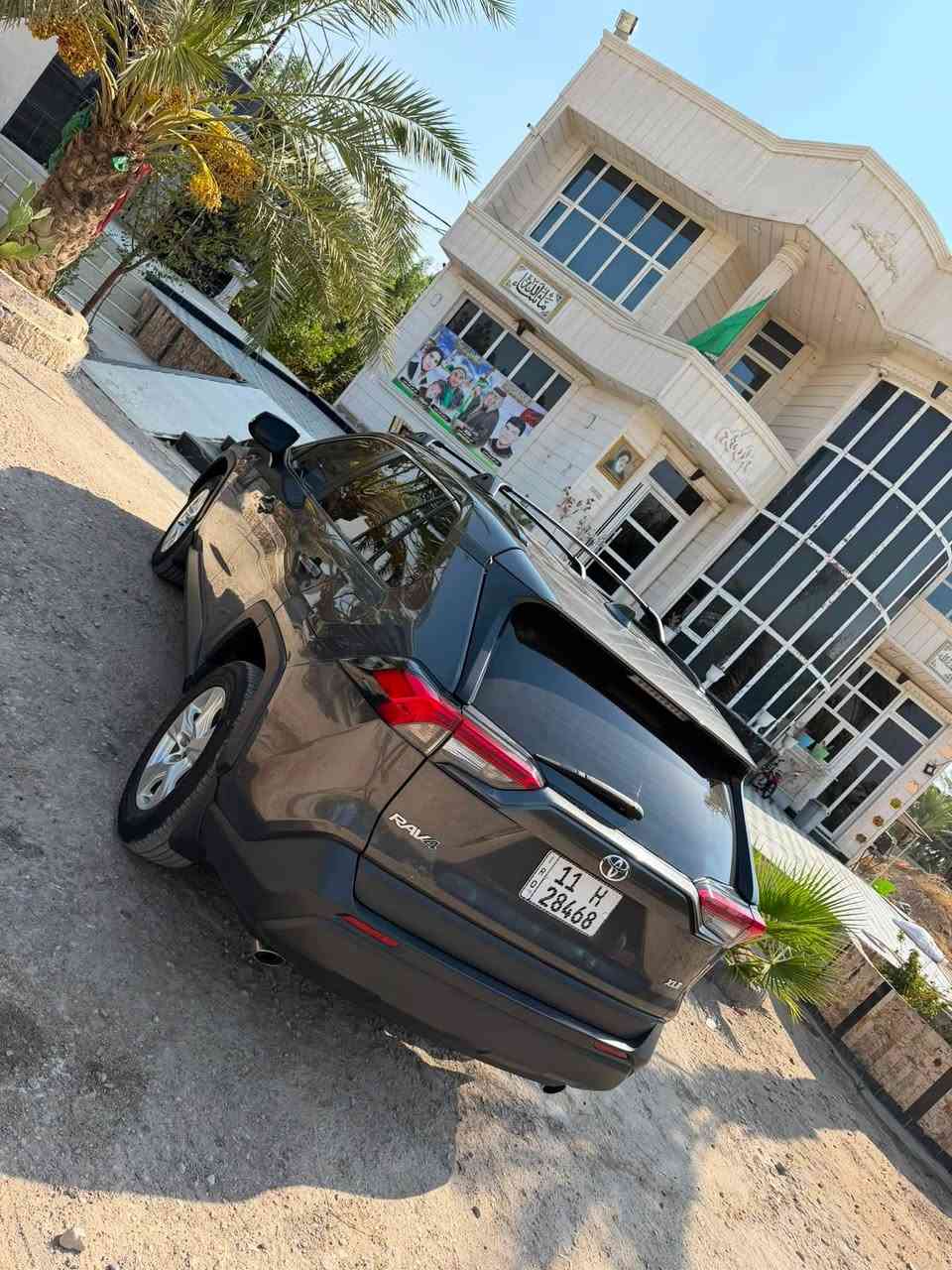 السلام عليكم للبيع السعر170موديل 2019 مواصفات فول محرك 2500بانزين سياره جديده حادث خشم البنيد وشويه من باب السليق مكان السيارة واسط الزبيديه سياره جاهزه من كلشي ‭***********‬
