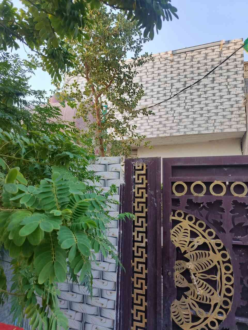 بيت في كربلاء منطقه لفدين مقابيل مجمع الوارث سند 17 يبعد على لإمام 3 كيلو مساحته 85 متر طابق ونص يتكون من حديقه خارجيه وطارمه مع صحيات ومطبخ مساحته 5×3 وصاله 4×4 وغرفه 5×4 منور 6× متر   للاستفسار أكثر ***********
