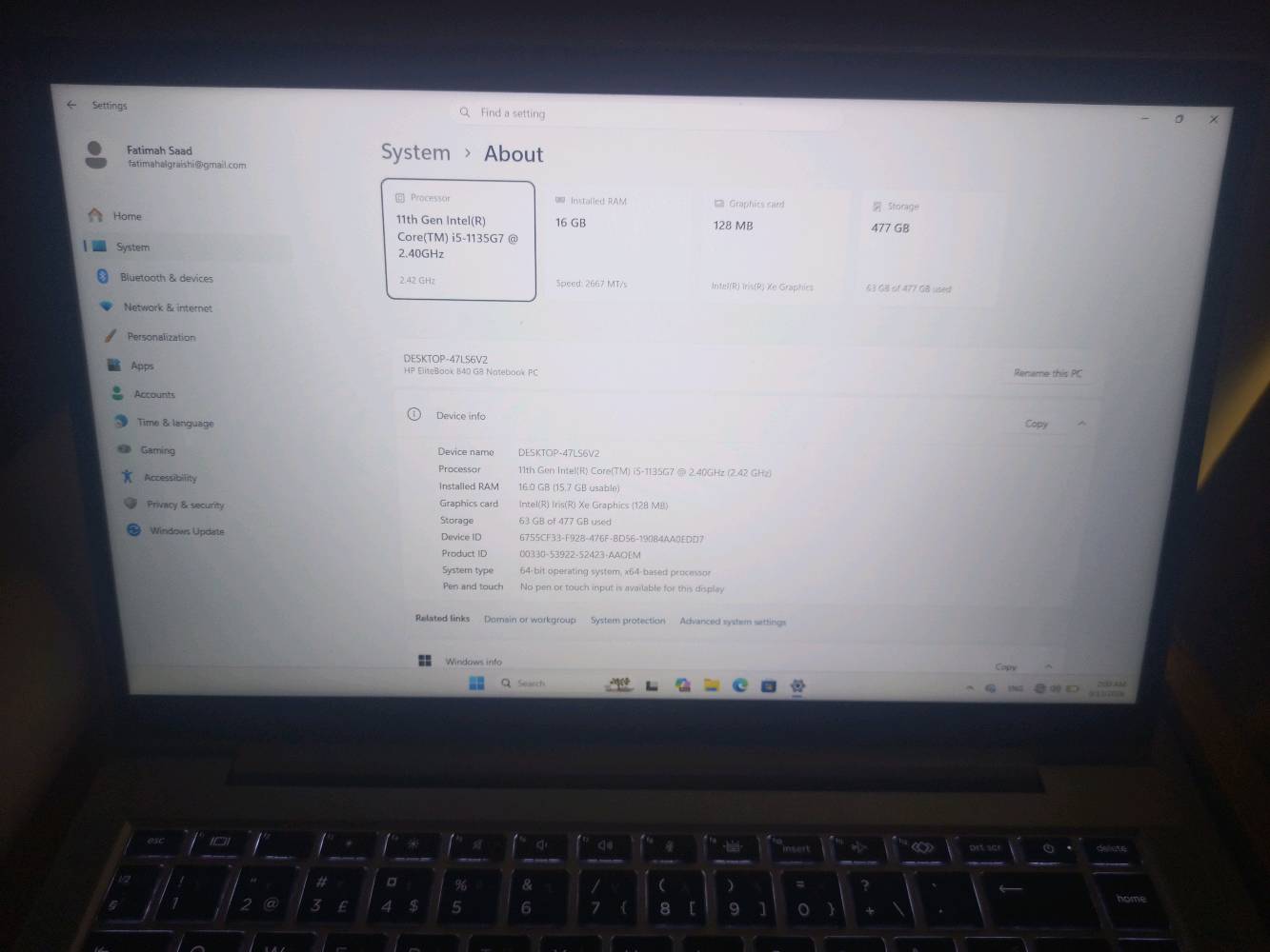 💻 للبيع لابتوب HP EliteBook 840 G8 – بحالة الوكالة (نظافة 99%) 💻
السلام عليكم.. معروض للبيع لابتوب راقي جداً من فئة رجال الأعمال والمحترفين (Business Class)، الجهاز مستعمل قليل جداً وبحالة ممتازة للغاية، نسبة النظافة 99% ومحافظ عليه بشكل تام (بدون أي شخوط أو عيوب). الجهاز مثالي للمهندسين، المبرمجين، الطلاب، وأصحاب الشركات الذين يبحثون عن الأداء العالي والمتانة.

⚙️ المواصفات:
- المعالج (Processor): جيل حادي عشر متطور من نوع Intel Core i5-1135G7 بسرعة أساسية 2.40 GHz وتصل إلى 2.42 GHz. يوفر كفاءة عالية وسرعة فائقة في معالجة البيانات والبرامج الضخمة.
- الذاكرة العشوائية (RAM): بسعة 16 GB. تضمن لك سلاسة تامة في التنقل بين البرامج وتشغيل مهام متعددة بنفس الوقت بدون أي بطء أو تعليق.
- ذاكرة التخزين (Storage): هارد فائق السرعة بسعة 512 GB SSD. يمنحك مساحة ممتازة لحفظ ملفاتك، مع سرعة إقلاع وتشغيل للنظام والبرامج خلال ثوانٍ معدودة.
- كرت الشاشة (Graphics): Intel Iris Xe Graphics بذاكرة مخصصة تبلغ 128 MB VRAM (ويأخذ بشكل تلقائي من الرام عند الحاجة لرفع الأداء). كرت مدمج ذكي وقوي، قادر على تشغيل برامج التصميم والمونتاج، وممتاز للمهام الرسومية والألعاب المتوسطة بكفاءة عالية.
* النظام: يعمل بنظام ويندوز 11 الأصلي المستقر، ومعرّف بالكامل وجاهز للاستخدام مباشرة.

✨ تفاصيل مهمة:

   1. حالة شبه جديدة: الجهاز نظيف جداً وكأنه خارج من الكارتون، ومحافظ على كامل رونقه ونظافته الخارجية والداخلية.
   2. متانة السلسلة: فئة الـ EliteBook معروفة عالمياً بهيكلها المعدني القوي المصنوع من الألمنيوم وخفة وزنها، مع عمر بطارية طويل يتحمل ساعات العمل الطويلة.
   3. أداء معاصر: مواصفات حديثة تلبي كافة متطلبات العمل والدراسة الحديثة لسنوات قادمة.

- ملاحظة للمصداقية: الجهاز تم شراؤه جديداً قبل فترة قصيرة جداً وبسعر 750 ألف دينار، والبيع الآن بداعي الحاجة السريعة وتم كسر السعر بشكل كبير جداً قياساً بنظافته ومواصفاته الحديثة.
- السعر المطلوب: 450 ألف دينار عراقي (السعر ثابت نهائي غير قابل للتفاوض).
- للتواصل والاستفسار (واتساب): ***********