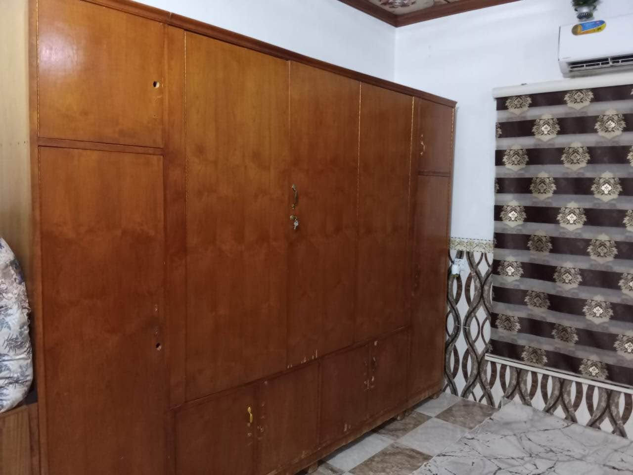 مكلفة بالنشر معرض خشب أصلي العرض 3 x 260 سنتم  الارتفاع و  بسعر 250 الف 
وبيها مجال قليل الي عنده استفسار يتصل عله هل رقم 
*********** خناقين, ديالى
