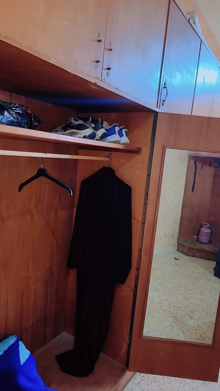 للبيع قيم واخذ غرفة نضيفة اخشاب قوية ونضيفة يحتاجلها صبغ مكاني بغداد
***********
