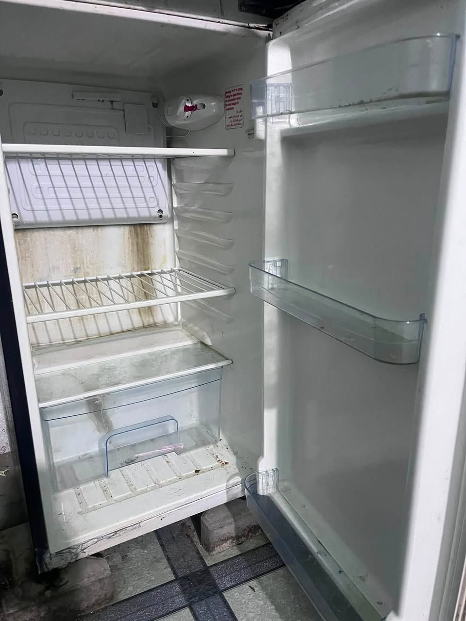 ثلاجه للبيع مستخدمه 
بسعر 120 
طول متر ونص 
مكاني الحسينيه 
رقمي للحجز *********** واتساب
