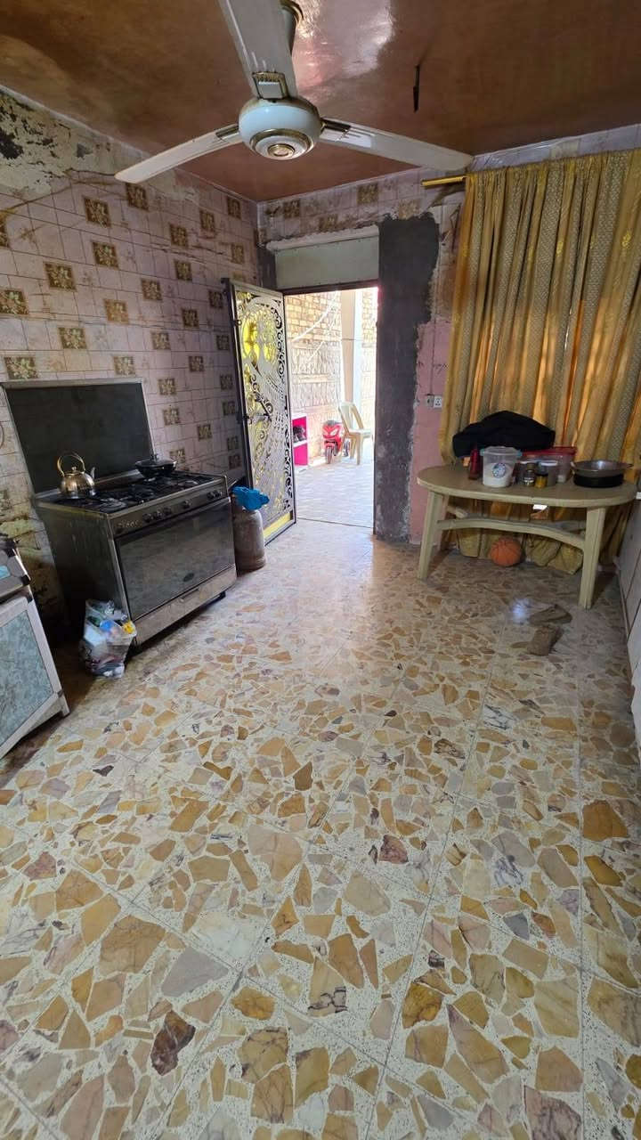 السلام عليكم ورحمة الله وبركاته بيت للبيع في حي العسكري شارع ٨٠ مال النجف قرب مدرسة الرحمان البيت طابو صرف  المساحة ٢٥٠ متر الوجه ١٠ في ٢٥ نزال طابقين دبل فاليوم ٥ غرف نوم هول عدد ٢ كلدور للدرج والصحيان صحيات داخلي خارجي والطابق العلوي مطبخ استقبال حديقة كراج   ملاحظة التسليم فوري البيت ما مسكون ويحتاج ترميم  يبعد عن الشارع ١٠٠ متر او اقل السعر ١٣٥ سعر قطعة حسب موقعة سعره نفس القطعة والقل من القطعة  السعر قابل للتفاوض اني صاحب البيت استفسار أكثر اتصل واتساب أو اتصال *********** ابو سيف
