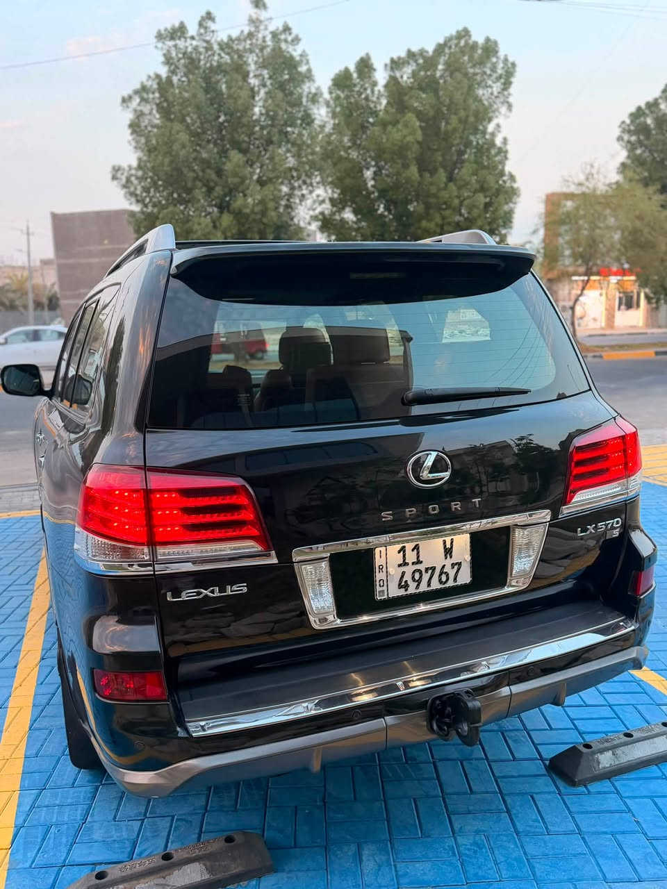 السلام عليكم تحيه طيبه 

لكزس  2015   خليجي  بريمي   فول  مواصفات LX 570

اللون اسود كما موضح بالصور

بريم  اصل  داخل قرميدي   اصلي  

سياره مواصفات معروفه ( بريم )

ماشيه 133الف كيلو حقيقي
تخم تاير جديد 
سياره داخل. قرميدي كشنات جلد
رقم بغداد تحويل مباشر 

سياره محرك و الكير بشرط مامفتوح جديد جديد📦
محرك (V8) 5700 
السياره مكفوله ما عدى شبرين تقريب بين الباب والجاملغ الامامي وشبر بالباب الخلفي دحكات بصيطه وصغيره بس الصباغ …… 
 هذني اني صابغهن بيدي السياره سابقاً مكفوله 
السعر المطلوب 415 بيها مجال بصيط 
للاستفسار ***********
