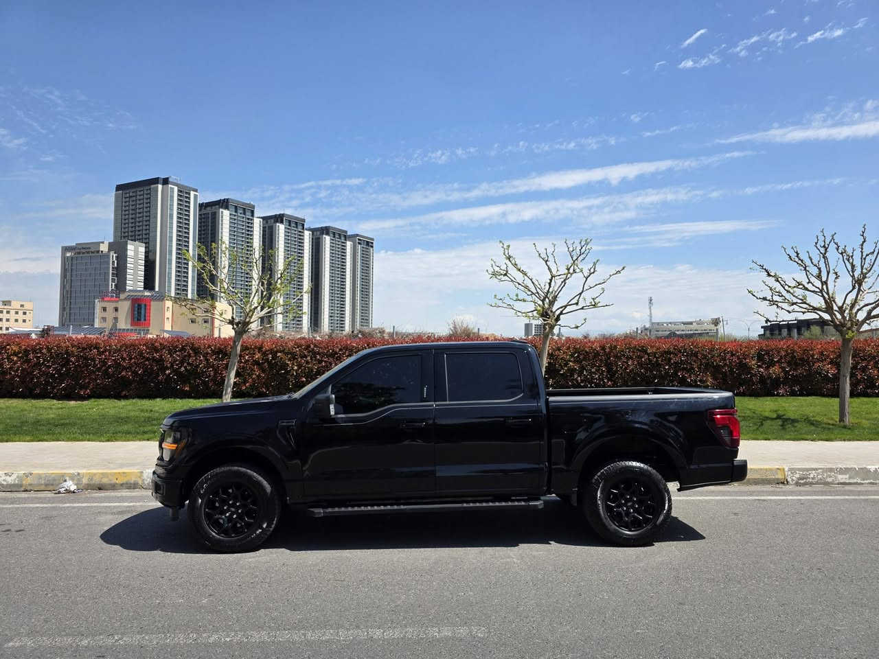 #f150للبيع
2024 XlT (fx4)
V6 3.5 turbo 

السعر: 355$$ 

ماشيه: 14000 mi
دبل أكسل(4x4)
قفل اكسل
٦ سلندر
كيجات دجتال
كشنات امامي هيتر
كشنات امامي تحكم كهرباء
سلم خلفي
كير طرح
كير ١٠ نمر
شاشة جبيرة
كاميرات ٣٦٠ درجة 
حساسات امامي خلفي
اشاير بل مري
نقطة عمياء
تشغيل عن بعد 
رادار امامي+ خلفي
مرايات هيتر 
باب طويل بدي قصير (المرغوب)
كير و محرك و أكسل حدادية كلة بشرط

 ٢ جاملغ امامي صبغ
بدون ارباك بدون دواخل بدون شاصي

مكان سيارة أربيل
للاستفسار: ***********
فقط بيع بدون مراوس
