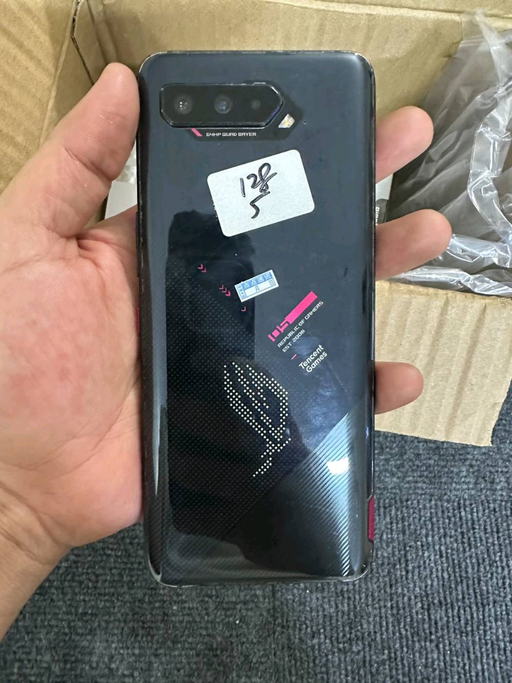 Asus ROG 5
عملاق الاالعاب والفخامه الجهاز مليئا بلموصفات عشاق الكيمنك 

ذاكره 128 رام 12 شاشه 144 هرتز العاب توصل 144 هرتز ببجي وغيره  كذالك الجهاز يحتوي عله شفتات ليزريه ومروحه داخليه 
معالج رسوميات سناب دراكون 888  بطاريه 6000 مل امبير الجهاز موضح بصوره نضافته مابي لافطر ولاكسر ولامفتوح جهاز شرط اي ويحتوي عله بصمه بشاشه  خلل مابي ويحتوي عله منفذين شحن دبل تايبسي  مكاني موصل جانب الايمن حي الاقتصادين سعره 350الف