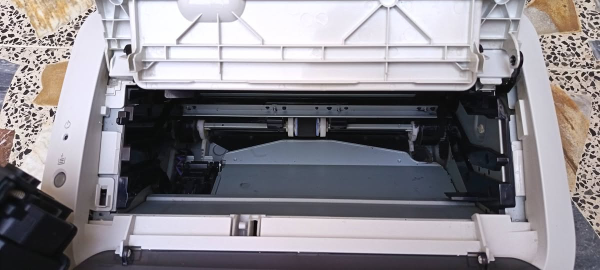 طابعه كانون LBP6030 ابيضّ وأسود الكاترج  باودر ب ١٠ الف يطبع 2000 نسخه تطبع ١٨ ورقه بل دقيقه وتسحب من الموبايل والحاسبه نظيفه مال بيت
***********
