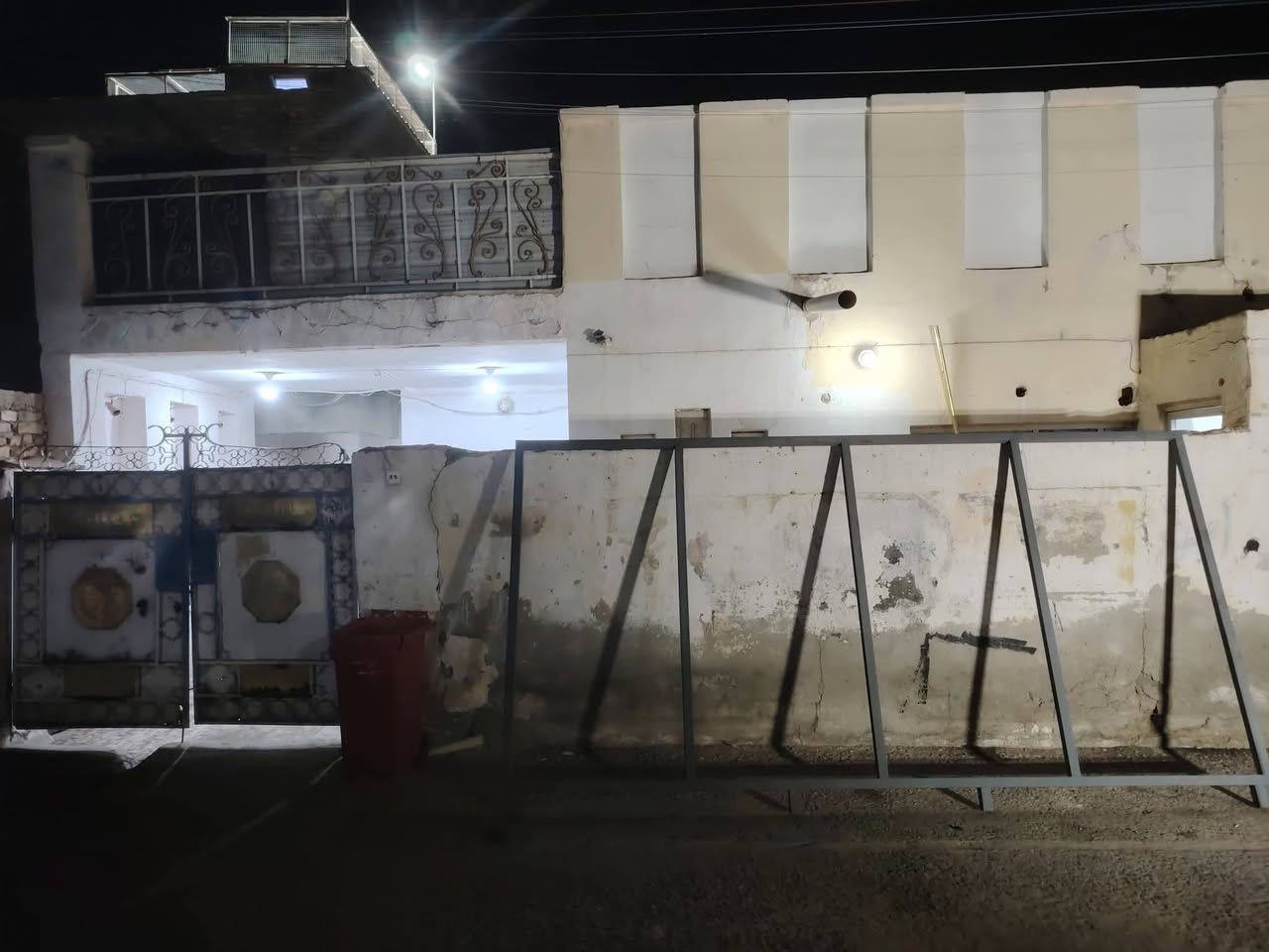 دار للبيع المساحة ١٥٠ متر مربع
يحتوي على استقبال وهول ومطبخ غرفتين الطابق الأرضي
والطابق الثاني يحتوي على غرفة واحدة. عنوان. العزة الجديدة. شارع كراج اللوريات. للاستفسار الاتصال على الرقم فقط ***********
