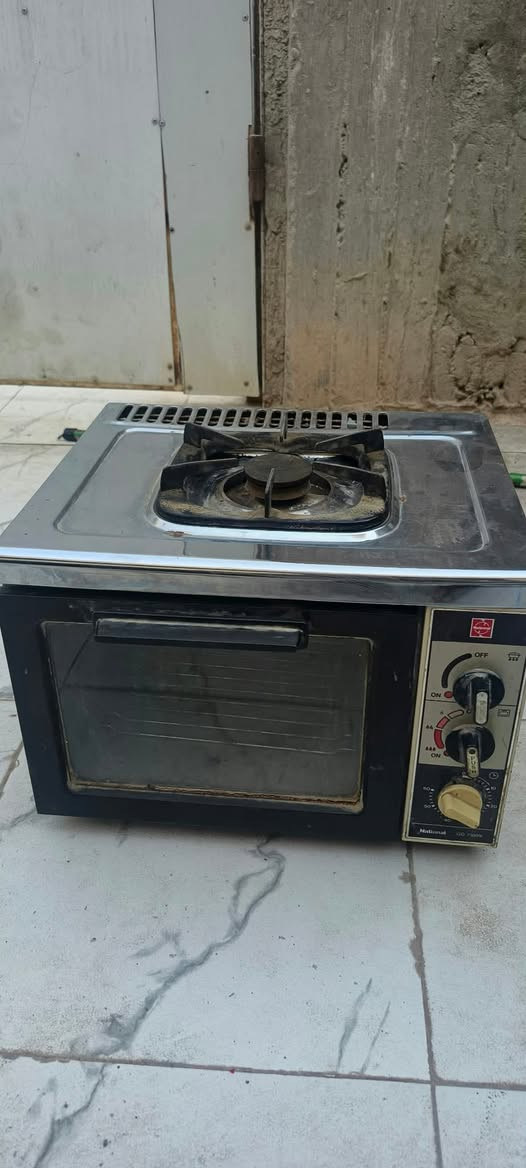 وبن وطباخ عل غاز سعر ٣٠ بي مجال مكان قرب سجن الصلاح ***********
