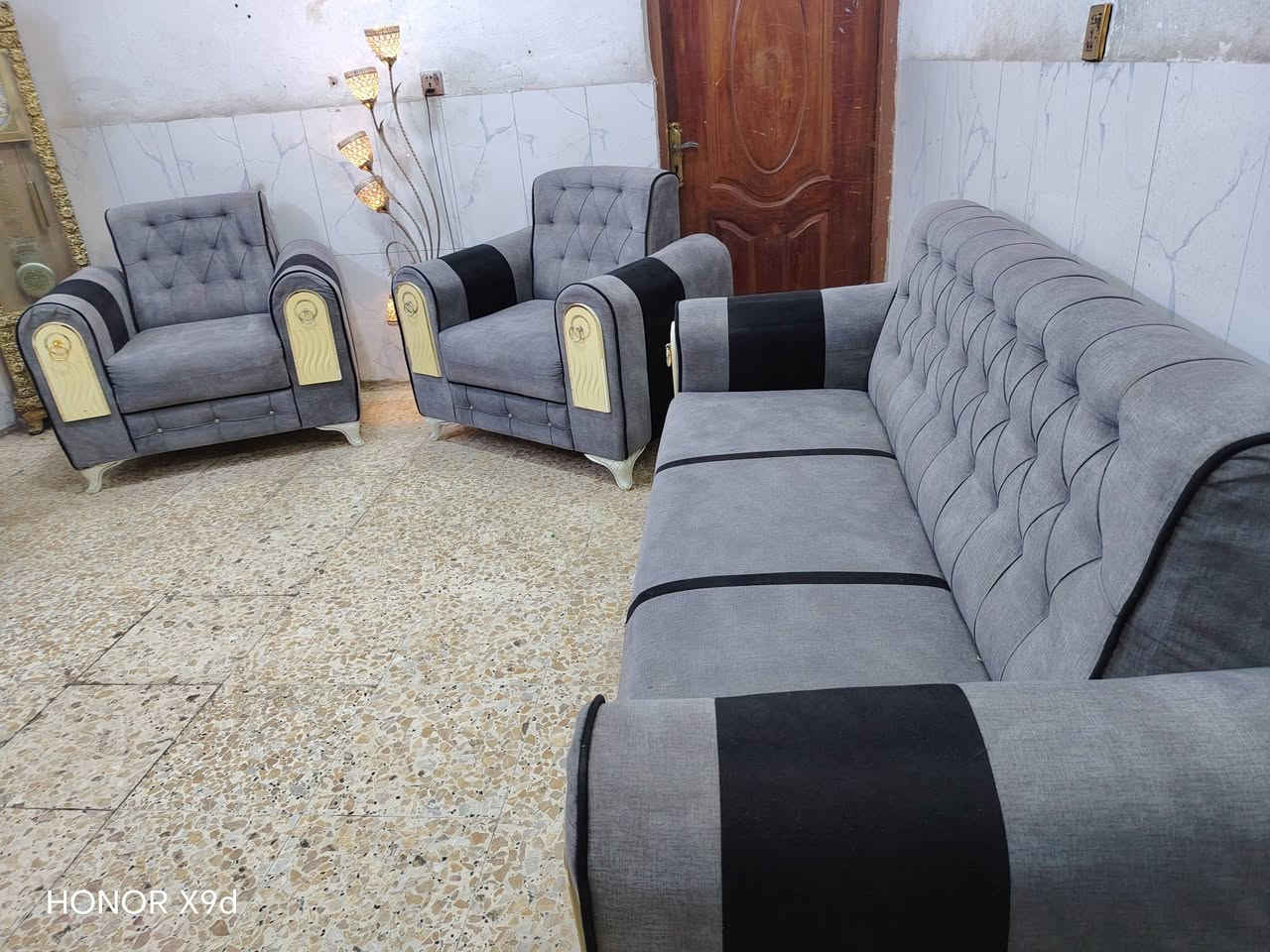 تخم تكمه نظيف جدا مقعده بلوك أسود 10مقاعد ب240الف وبي مجال المكان الوشاش *********** يوجد توصيل بكروة يوجد واتس اب

نص مكتوب في الصور:
- HONOR X9d