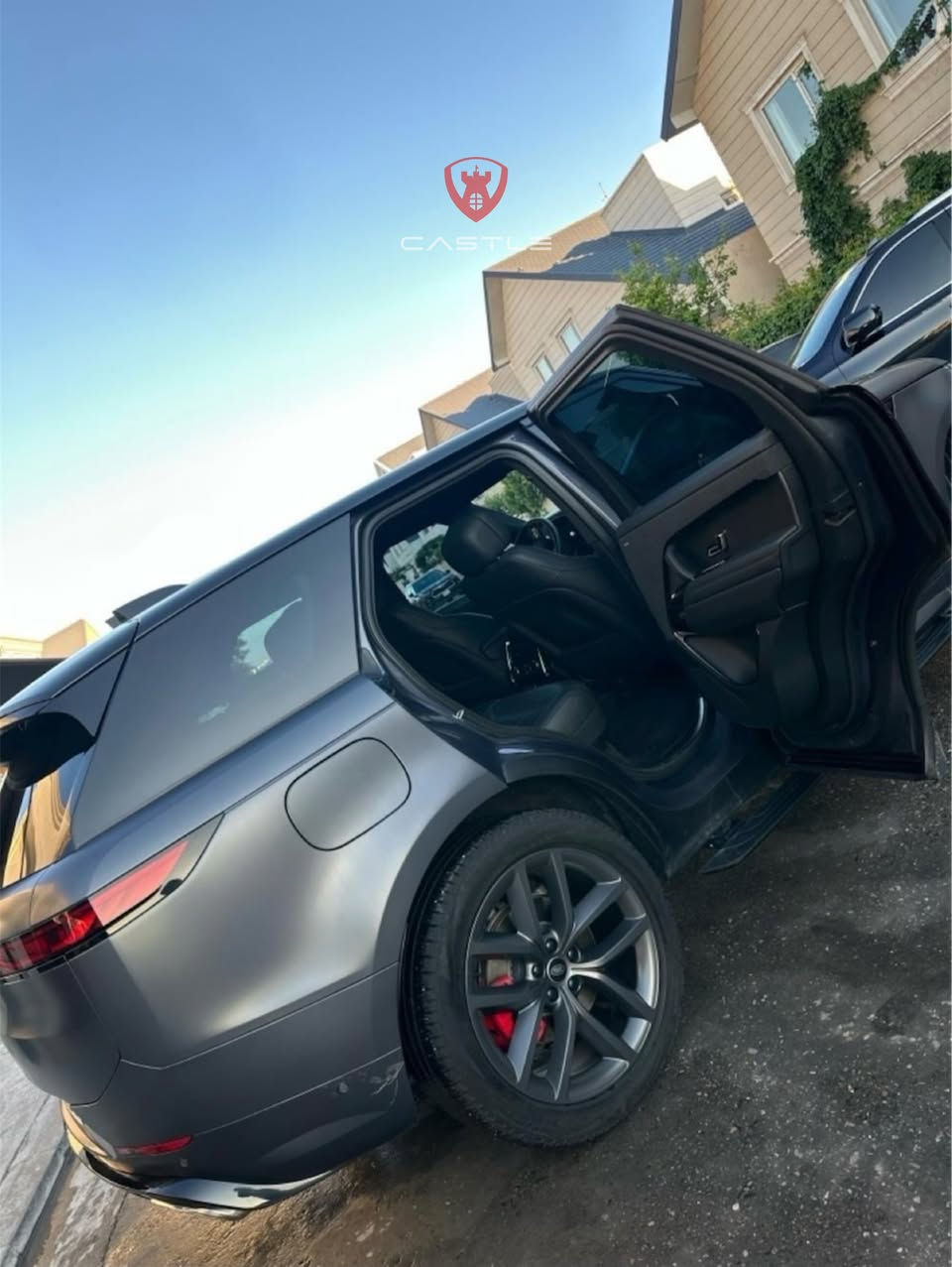 🚘 رانج روفر سبورت | Range Rover Sport

📅 سنة التصنيع: 2024
📍 العداد: 53,000 كم
✅ الضرر: لا يوجد — كلين تايتل
⚙️ المواصفات: SE
💰 السعر: 860 ورقة
📍 المكان: أربيل
📞 للتواصل والاستفسار: ***********

🔥 جميع مواصفات السيارة:

• سقف بانورامي
• صندوق كهربائي
• التحكم على المنحدرات
• كاميرا 360°
• مستشعرات وقوف
• تدفئة المقاعد
• فتحة سقف
• بصمة
• مثبت سرعة
• مثبت سرعة تكيفي
• مرايا جانبية كهربائية
• مرايا جانبية مدفأة
• حساس المطر
• شاشة
• مراقبة النقطة العمياء
• التعرف على إشارات المرور
• تحكم تلقائي بدرجة الحرارة
• نظام فرملة الطوارئ
• تحذير من الاصطدام الأمامي
• تحذير مغادرة المسار
• مقاعد كهربائية
• 8 وسائد هوائية
• مصابيح أمامية زينون
• مصابيح أمامية LED
• مانع الانزلاق
• تدفئة مقود القيادة
• لوحة قيادة رقمية
• نظام AWD دفع رباعي
• نظام ABS
• Apple CarPlay
• إنارة محيطية
• مقاعد الصف الثالث
• كشافات ضباب
• فرامل وقوف إلكترونية
• أوضاع قيادة متعددة
• إغلاق الأبواب الناعم
• الضوء العالي التلقائي
• نظام التوجيه الكهربائي
• حساسات ضغط الإطارات
