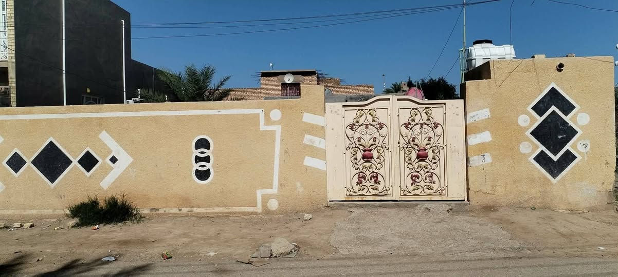 السلام عليكم
دار سكن للبيع

المكان حي الشهداء قرب المتنزه

المساحة 400 متر

الدار يحتوي على

غرفتين نوم

الاولى 6 في 4

الثانية 5 في 4

صاله كبيره و داخلها مطبخ

صيحات داخلية و خارجية

الأرضية سيراميك كامل

السقف عكاده

السعر 40 و قابل لتخفيظ

للعلم الأرض مصفره و المعاملة كامله داخل البلدية و مسجله

يعني يمته ما تتحول لك تسدد قصد سنوي  للبلدية

لتواصل الاستفسار

***********

