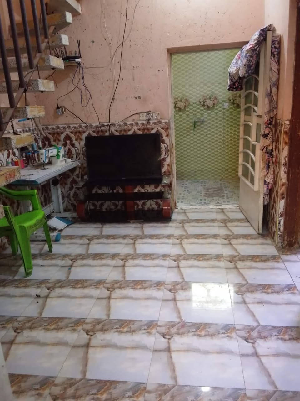 بيت للبيع مساحته 135 متر زراعي سند 25 الموقع الحمزه الغربي شارع علي قماره قرب سيد عباس
يحتوي على غرفة ومطبخ وصالة واستقبال وصحيات داخليه وخارجيه
 بناء طابوك والسقف عكاده
للبيع او مراوس
مجاري ومي وكهرباء ومولده ذهبي وعرض الشارع ٦ امتار
السعر 50 مليون وبي مجال
الاستفسار الاتصال على الرقم ***********
