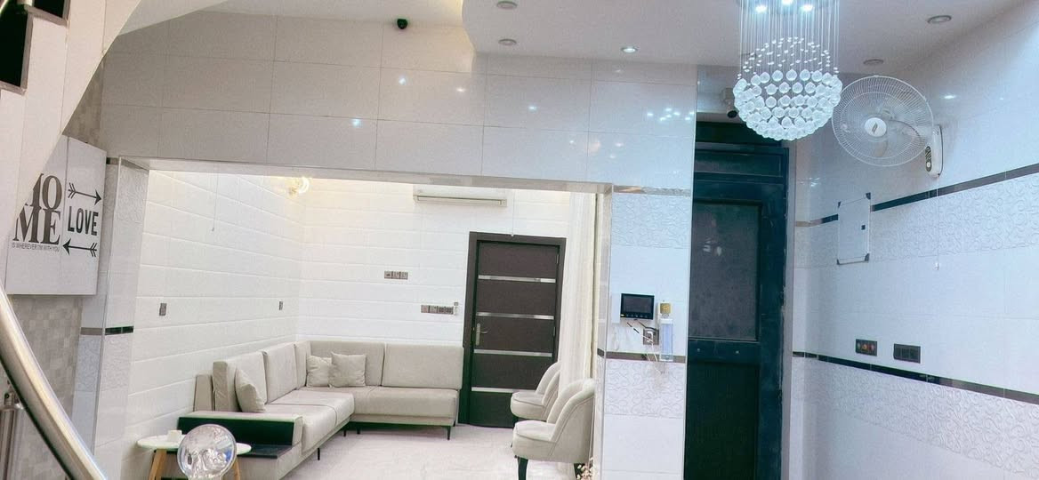 بيت للبيع حي العداله
بناء طابقين بي ٤ غرفة صالتين استقبال مطبخ ٣ مجاميع صحية البناء درجة أولى ب٢٠٢٣ الطابق الأول الأرضية مرمر والحيطان سيراميك والسقوف مغربي والبيبان تركي درجة أولى والخارجية قاصة الطابق الثاني أرضية سيراميك اسباني والجدران سيراميك ١.٢٥سم الشبابيك الألمنيوم درجة أولى
تواصل
*********** سامر
*********** ابو رضا
