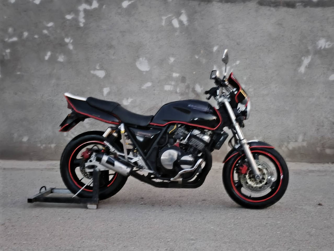 شباب دراجة من نوع Honda cb400cc موديل 1998
الدراجة كاملة وجاهزة بدون أي نقص يذكر الدراجة مال جاني 
عليها اضافات حلوة 
1- درع امامي. 2- درع خلفي. 3- بجم امامي. 4- مرايات نيكل كروم 
الدراجة عليها سيرفست كامل من بلكات و كابريتر و شوته وعليها ديسكات بريك امامي خلفي جديد كذلك التايرات جديدات 
ملاحضه: الدراجة مصبوغة للجمالية لا اكثر 
اما بالنسبة المحرك الدراجة فهو مكفول من الفتح ومن اي خلل 
وبالنسبة الحالتها المرورية فالدراجة كمرك مدفوع وجاهزة للترقيم. شباب ابيع الدراجة جوه السوك سعرها 1850 وما تلكون هيج نضافة بهيج سعر 
مكان الدراجة ديالى جديدة الشط قريب من بغداد وهذا رقمي 
*********** والشراي بي خير و يدلل
