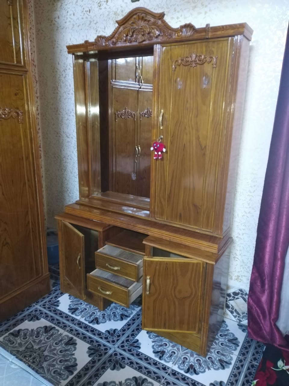ميز مرايه لبيع شراي يتصل***********مكاني المشاهده
