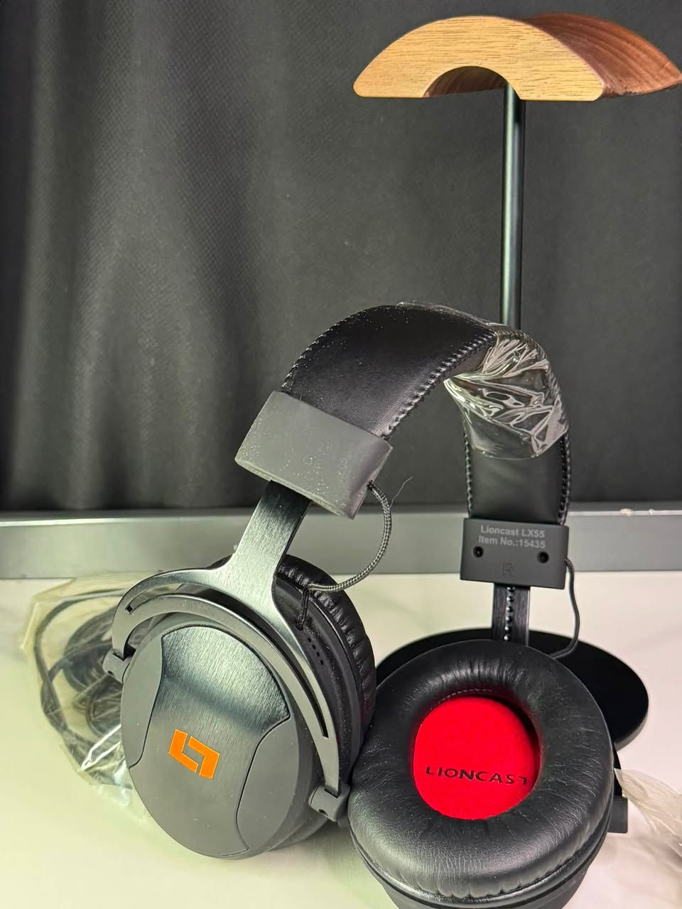⸻

🎧 Lioncast LX55 Gaming Headset

🔥 صوت قوي… وتركيز كامل داخل اللعبة

إذا تبحث عن سماعة ألعاب مريحة بجودة صوت ممتازة وسعر منافس، فإن Lioncast LX55 تقدم تجربة متوازنة للألعاب، المحادثات، والاستخدام اليومي.

⸻

✨ أبرز المميزات

🎧 صوت Stereo واضح مع تفاصيل دقيقة داخل الألعاب.

🎙️ مايكروفون عالي الوضوح لعزل الضوضاء أثناء الدردشة.

🛋️ وسائد أذن مبطنة ومريحة للاستخدام لساعات طويلة.

🔊 تعريف واضح لخطوات الأقدام والمؤثرات داخل اللعبة.

🎮 تصميم خفيف وعصري مناسب للكيمينك.

🎛️ تحكم سريع بالصوت من خلال السلك.

⸻

🎮 الأجهزة المدعومة

✅ PC

✅ PlayStation 4 / PlayStation 5

✅ Xbox One

✅ Nintendo Switch

✅ Laptop

✅ Mac

✅ الهواتف الذكية (منفذ 3.5mm)

⸻

📦 محتويات العلبة

✔️ سماعة Lioncast LX55

✔️ مايكروفون

✔️ محول Y للكمبيوتر

✔️ دليل الاستخدام

⸻

💙 لماذا تختارها؟

✔️ صوت نقي وتجربة لعب ممتعة.

✔️ مايكروفون واضح للتواصل مع الفريق.

✔️ راحة أثناء الاستخدام الطويل.

✔️ توافق مع أغلب الأجهزة.

✔️ قيمة ممتازة مقابل السعر.

⸻

📩 للاستفسار أو الحجز، راسل صفحة YOUSEF TECH.
          
واتساب/***********📞

🚚 التوصيل متوفر إلى جميع محافظات العراق.

⸻

#YousefTech #Lioncast #LX55 #GamingHeadset #PCGaming #PlayStation #Xbox #NintendoSwitch #GamingGear #Headset #IraqGaming
