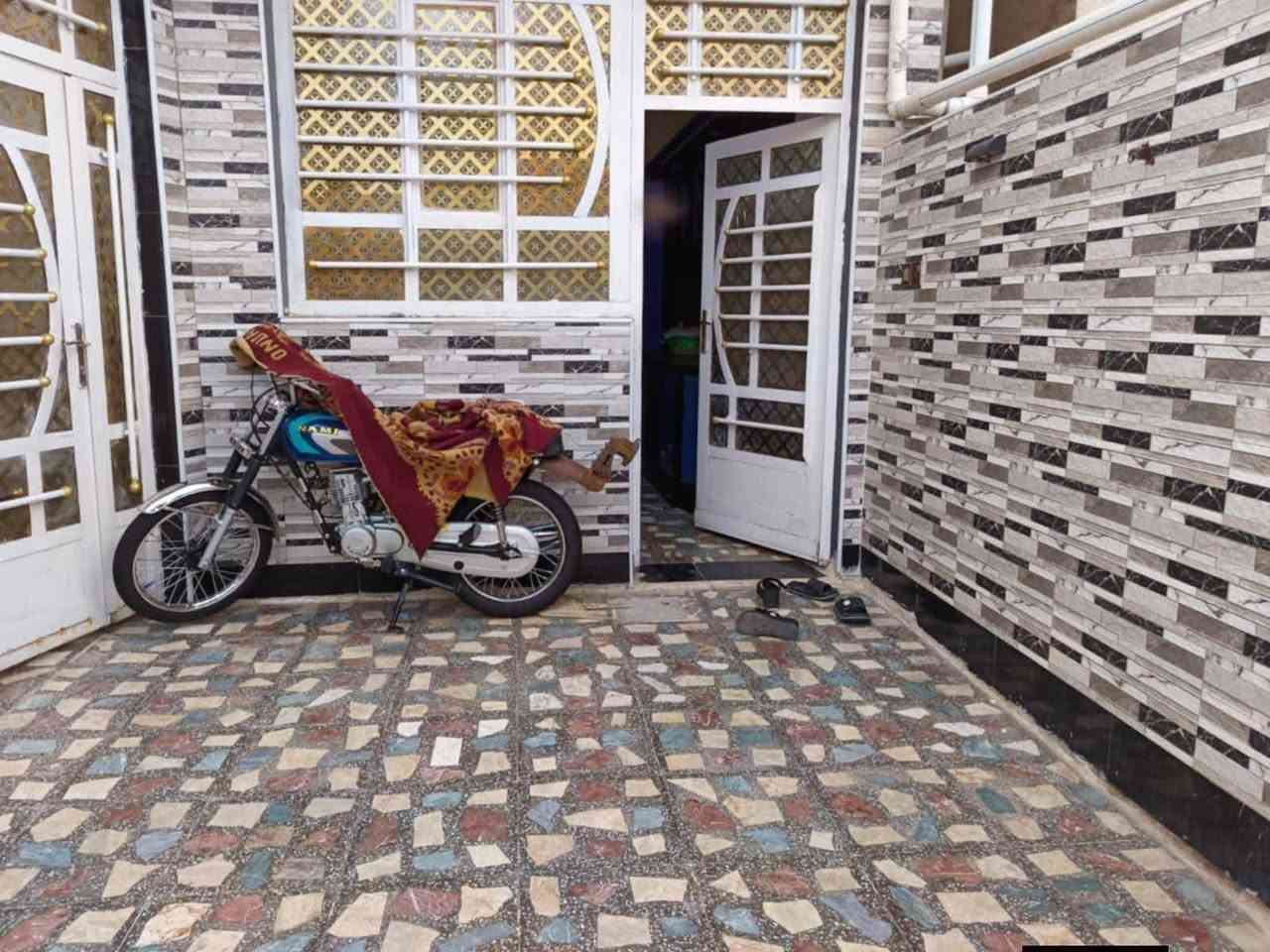 بيت للبيع طابقين طابو صرف مساحه 150 متر الطابق الاول يحتوي طارمه استقبال مطبخ صاله مجمع صحياات غرفتين ترك الطابق الثاني غرفتين وصاله وصحياات وسطح ويه البيت 4 سبالت وماطور ماء وتانكيات 3 وكيزر خط سحب نت والبيت طابوك وكاشي السعر 135 بابل ابي غرق حي المرتضى قرب مدرسه خلق العظيم ***********
