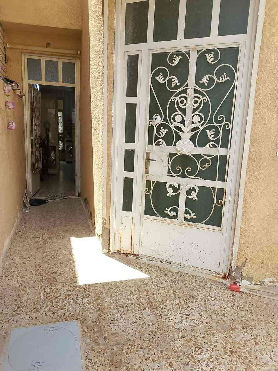 السلام عليكم اللبيع بيت الموقع بغداد البدعه  واجهه 4.6
 ونزال 20طابو ملك صرف 
ع طابو الزهور
البيت. طابقين 
الطابق الارضي  طرمه وصاله ومطبخ وصحيات وغرفه نوم. 
والطابق الثاني. غرفتين نوم وحده كامله 
ووحده. مكامله. يرادلهه سگف .
البيت. سيراميك المطبخ والحمام 
والارضيه كاشي. سليمانيه 
صحيات نضيفه  92 متر السعر 80وبي مجال اللاستفسار ***********
