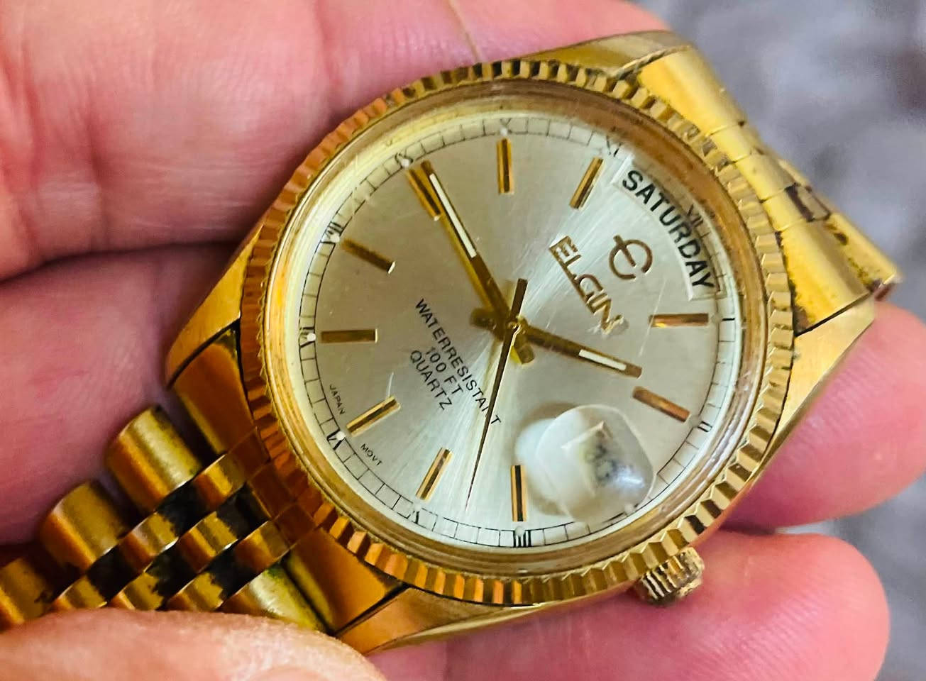 ساعة ألجن(ELGin) ياباني اصلي انتاج عام 1995 كوارتز (بطاريه) القطر 36 ملم 
الهيكل مصنوع من الفولاذ المقاوم للصدأ 
طلاء ذهبي بالكامل ثابت
منفذ التاريخ اليومي عند الرقم 3 
ومنفذ لايام الأسبوع عند الرقم 12
أميال وفواصل (لامينوس)
التصميم مستوحى من ساعة رولكس 
مقاومة للماء حتى عمق 100 متر
نظافة الساعه ممتازه
وقت مضبوط جداً جداااااً
السعر 75 ألف 
للمهتم خاص ***********
المكان كركوك يوجد توصيل
