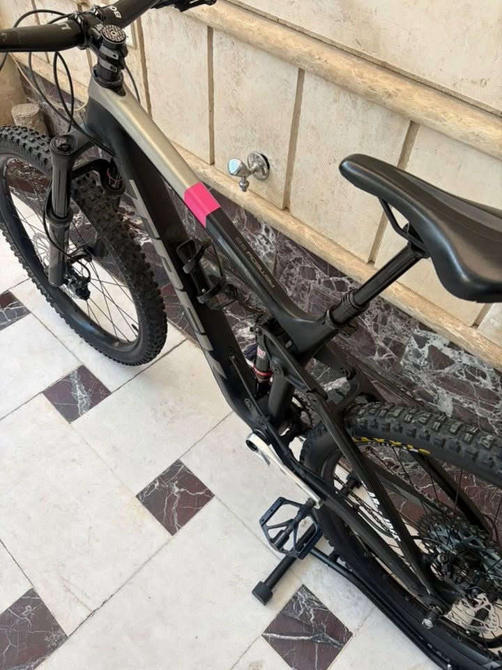 السلام عليكم
للبيع TREK REMEDY 9,8🌟
المعدن كاربون 
حجم الفريم M
حجم التاير 27،5 
كروب سيت SRAM GX 
الكرنك SRAM GX chrome custom
الدبل الامامي ROCK SHOX PIKE 
الدبل الوسطي ROCKSHOX DELUXE
بريكات SLX دبل بستم 
ويل خلفي DT SWISS M1900
ويل امامي ROVAL
بطيخات DT SWISS 370
تاير امامي SCHWALBE 
تاير خلفي MAXXIS MINION DHR 
ستيرن BONTRAGER كاربون 
قبضات RACEFACE
رگبه FOX 
بوري سرج دروبر تحكم ستيرن BONTRAGER 

للتواصل/***********☎️
مكاني بغداد زيونة 710📍
يتوفر توصيل جميع انحاء العراق🚚
