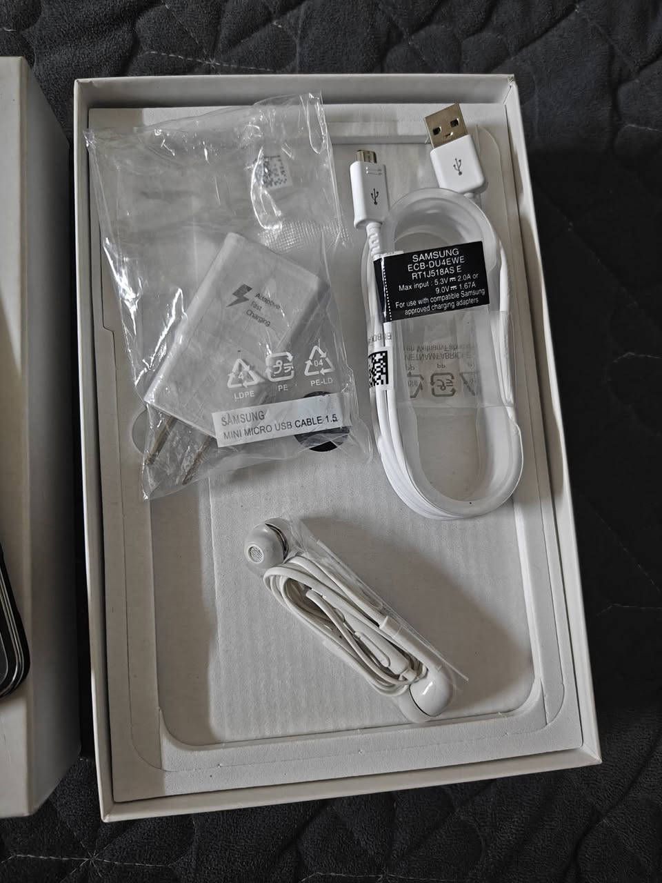 ايباد GALAXY Tab4
جهاز من شركة امزون امريكيه 
جهاز كله عل وضيه شركه نضيف 100/100
شرط ما مفتوح 
كامل ملحقات  كرتون + شحنه +سماعات
ذكره8 يدعم ذكره خارجية 
رام3 
بطاريه 4500
شحن كالاكسي عادي 10واط 
سعره 50 الف 
مكاني موصل ايسر 
ماشراي لا تكسر بل جهاز 
مع تحياتي الجميع 
كورك ***********
آسيا. ***********
