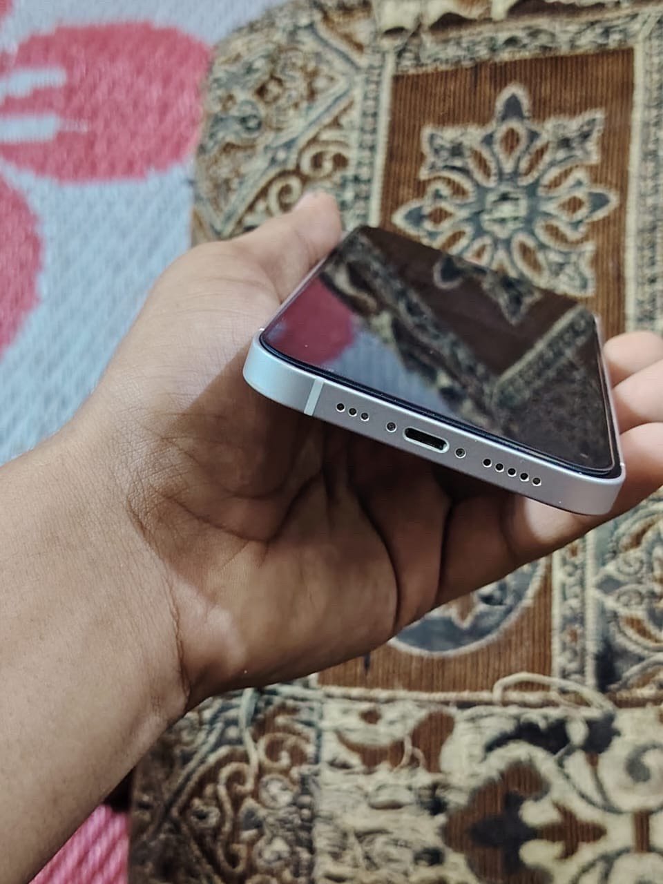ايفون 12 عادي نموذج A  ذاكرة 128 بطارية 91 لا مبدلة ولا مرفوعة ( شرط الفحص قبل لاتاخذ ) 
نظافة 100/100 
الموبايل جديد وكلشي مامبدل بي ولا مصلح 
بطاريته بلادية 91 ما مرفوعة يعني عالفحص 
سعرة 400 الف مكاني بغداد الشعلة
رقم *********** بيه واتساب
( بيع او مراوس)
