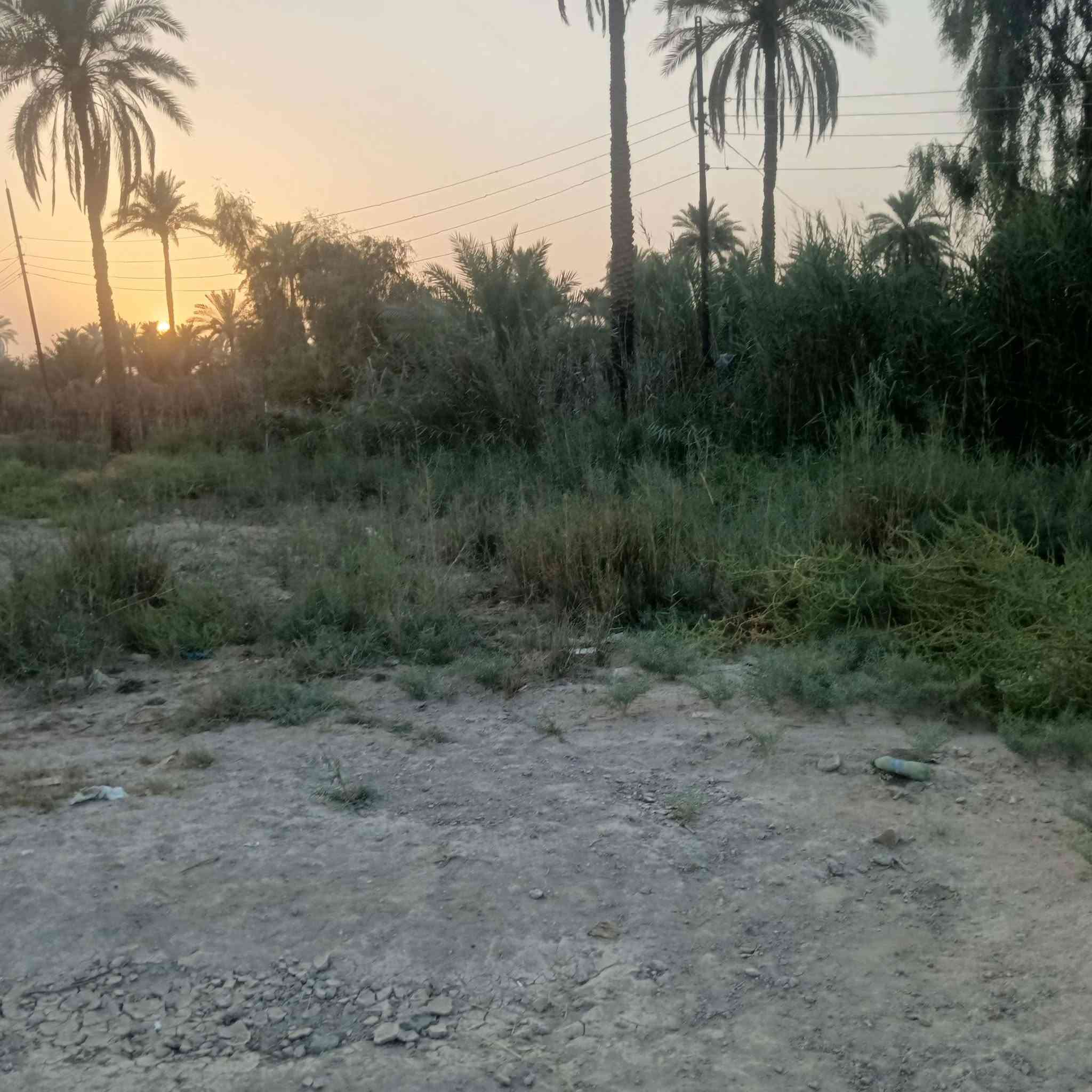 السلام عليكم للبيع 400 متر العنوان واريج كربلاء 150 متر رابط الخدمات المولده المدارس محكمه***********
