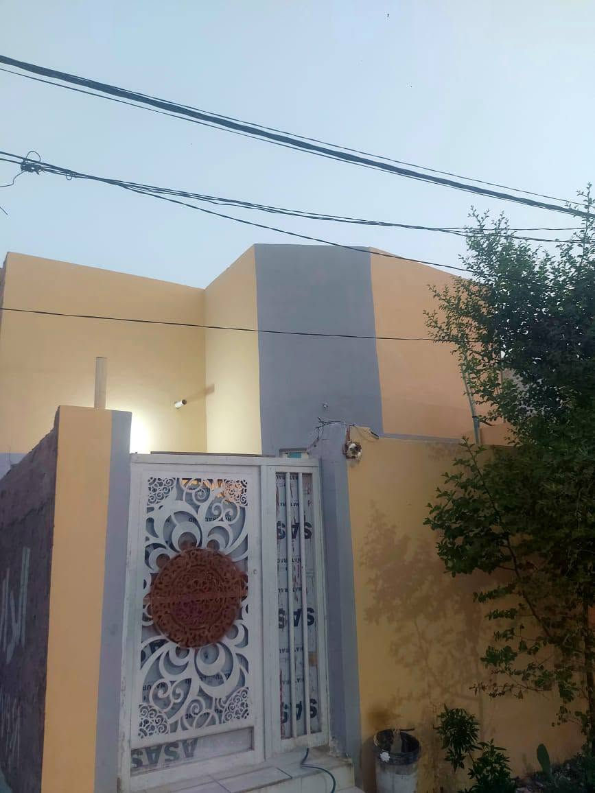 دار للبيع مناسب مناسب مساحه 100 متر الاستفسار ***********
ملاحضه المكتب مجاز رسمي من قبل بلديه النجف 

يحتوي البيت على غرفه وصاله ومطبخ واستقبال وتخاريج داخليه موقع البيت شارع المطار مقابيل  القريه شارع المطحنه   السعر 26 وبي مجال قليل

عنوان المكتب مكتب البوابه عمود 317 على شارع مباشر
