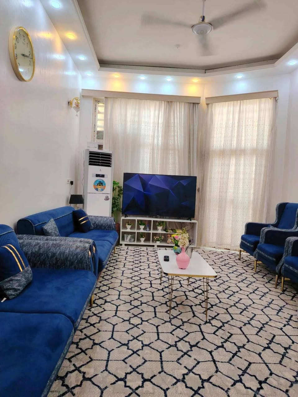 بيت للبيع مساحة 100 متر طابقين يحتوي على 3 غرف نوم الموقع حي الامل الثاني خلف كراج الزوار الجديد يبعد عن الإمام 3 كيلو سعر 140 وينباع مع الأثاث أو بدونه
رقم التواصل *********** يوجد واتساب
