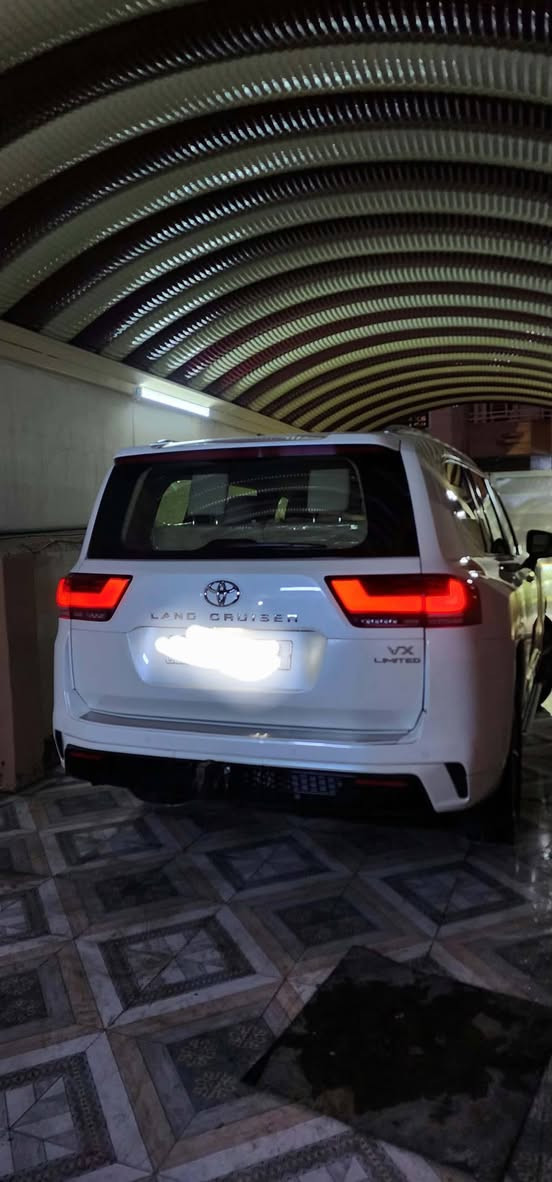 سلام عليكم  تيوتا لاند كروز 2024VX لمتدد  محرك اربعتالاف ماشية 22الف  جدا نضيفه  مغلفهppf بل كامل ومواصفات ال VX لمتدد معروف جلد فتحة كراسي كهرباء  شاشه جبيرة ثلاجة تدفئه وتبريد للمقاعد الأمامية والخلفية وشاشات خلفية وصندوك كهرباء  وتحكم بل كراسي الخلفية كهرباء  اربع قطع تبريد السكف شاموا  وتشغيل عن بعد وبعد هواي مواصفات   سيارة نضيفة مال بيت  بيهه  حالوب وبارد شبر ونص  بل خلف فقط   رقم بغداد  سعر  110 مليون وبيهة مجال بسيط مكاني بغداد زيونة رقمي *********** متواجد  واتساب
