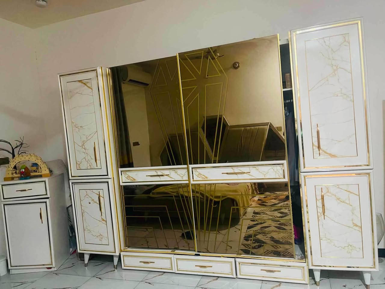 غرفه للبيع المكان شارع ٨٠سعر ٣٠٠بيه ضرر بس شازلون ‭***********‬
