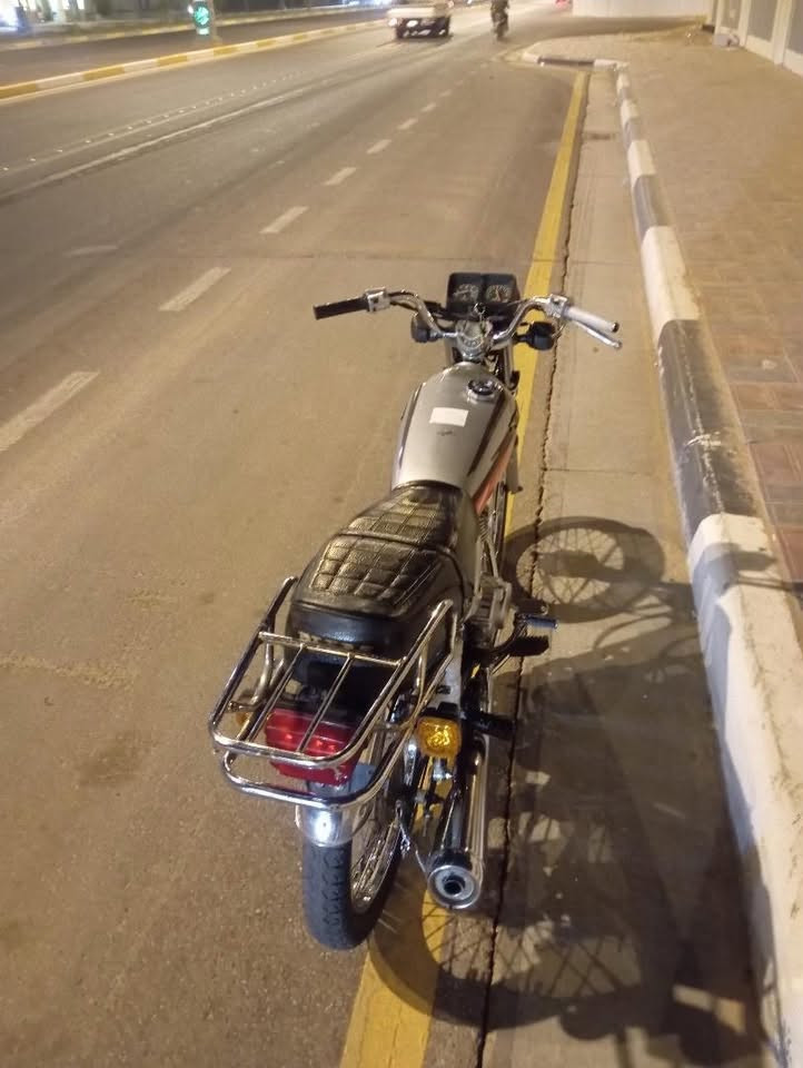 دراجة اربعه كير اوراق اصولي موديل 21 مكينه ممفتوحة جداً نظيفة الدراجة معمرة تعمير درجة اولى كل نقص مابيها سعرها 800 مكاني شارع الدرة 
***********
