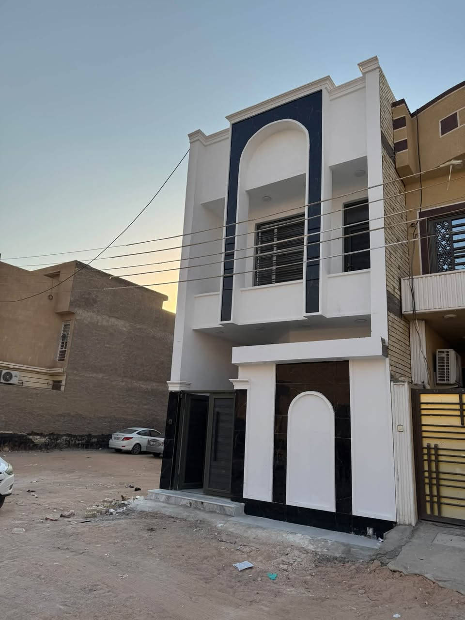 بسم الله الرحمن الرحيم …

دار  للبيع طابو صرف في كربلاء حي الفارس بناء جديد غير مسكون سابقاً  وبمساحة 100 متر مربع  ( الواجهة 5 متر والنزال 20 متر   ) .

تفاصيل الدار كالاتي : الطابق الأرضي عبارة عن صالة ومطبخ وغرفة نوم وصحيات عدد /2 داخلية وخارجية . 
الطابق الاول عبارة عن غرف نوم عدد 2 وصحيات . 

ملاحظة يوجد فيديو تفصيلي للدار اليحب يشوفه يراسلني واتساب . 

السعر : 160 مليون دينار  سعر نهائي غير قابل للتفاوض. 

للاستفسار الاتصال او المراسلة على الواتساب على الرقم التالي : ***********
