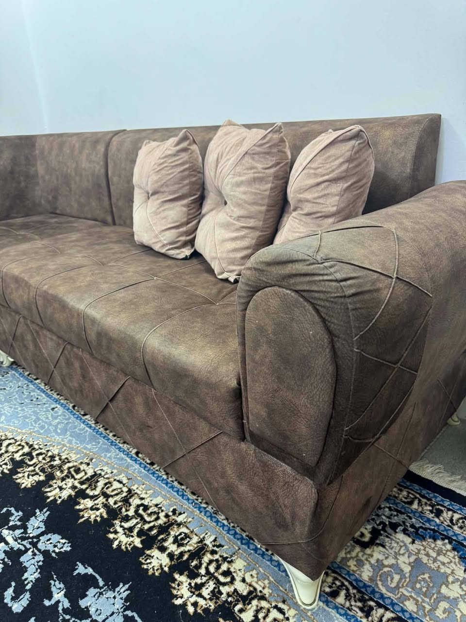 سلام عليكم تخم قنفات خشب قطعتين وزاوية حرف (L) وياه 6 كوشات مثل ما موجود بالصور قياسه (240 * 235)  وشرط الفحص السعر 175 وبيه مجال للشراي التواصل على هذا الرقم ***********
