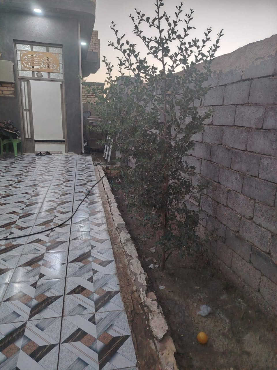 السلام عليكم
بيت طابو زراعي سند ٢٥
تحويل مباشر 
المساحه ٢١٠ متر ركن على شارعين 
عرض الشارع ٨ متر
بناء حديث 
البيت طابوقين الطابق الأول 
غرفتين ٤ ×5 متر
الاستقبال ٤× ٩ متر
المطبخ حار وبارد ٤×٥ متر الطابق الثاني غرفه بناء تربستون مسكوف سندويج
بناء كونكريت مسلح 
السعر ٨٣ مليون وبيه مجال 
الواجهة مطل على مجمع سيد حسين السعبري 
الارض مقابيله طابو صرف 
للاستفسار والاتصال على الرقم التالي *********** أو مراجعه مكتب دلاليه سيد عيد للعقارات شارع ٦٠
مقابيل اسواق ابو العبد شارع علي قماره
