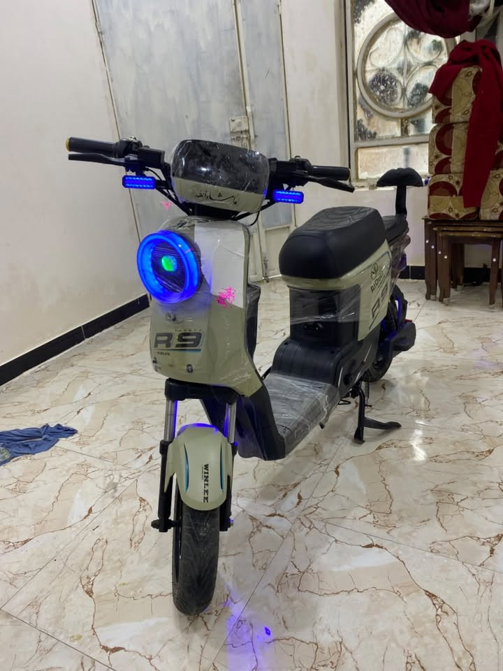 دراجه شحن آر ٩ للبيع موديل ٢٠٢٦ بيه  ٥ بطاريات ٣٢ أمبير السرعه ١٠٩ بيها سويت  و بصمه و سيم كارت  المكان البصره القبله السعر ٤٠٠ وبيها مجال للشراي ***********
