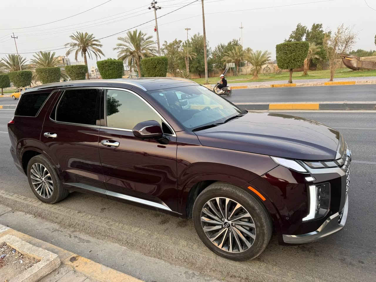 Hyundai palisade  2025 calligraphy
هونداي بلسايد كلگرافي جديده ونظيفه جدا
فقط بيع بدون مراوس310$ بيها مجال بسيط 
موديل: 2025
الحالة: بنيد نفسه مرجع بدون فتح  وجاملغ،الايمن تبدل وقبل فتره  صارت بيهه طخه خفيفه على كد شبر،بالجاملغ الايسر،  

العداد:6 الاف ميل
المواصفات: كلگرافي  فول 1/1 
 شاشة عرض داتشو. المحرك   v6    3.8 
بصمة تشغيل + بصمة ابواب 
اصطفاف ذاتي(تقديم +ترجيع)  
فتحة سقف +بانوراما
سماعات هارمن كاردن عدد ١٦
 رادار امامي  + خلفي 
حساسات امامي + خلفي 
كامرات عدد 6  360 درجة 
كشنات امامي خزن ميموري 
كشنات كهربائي تدفئة وتبريد
داخل اسود ملكي
انارة داخليه (محيطيه) + انارة دشبول 
بردات جانبية
تبريد مركزي امامي + خلفي منفصل التحكم
تحكم ستيرن + شفتات
تدفئة ستيرن 
مرايا هيتر + تعتيم 
صندوق كهربائي شفط + اربع وضعيات فتح صندوق
وضعيات قيادة  (٥)
ويل كب حجم  ٢٠ 
اوتو هولد + نقطة عمياء 
سايد بريك بصمة + مثبت سرعة
شحن وايرلس 
إشارات بالمرايا  + إشارات جانبيه
2اوتو بريك 
تحديد مسار
شاشة ديجتال كبيرة
تشغيل عن بعد .
تدليك كشن .
دفع رباعي 
نظام مانع انزلاق 
 نظام نزول منحدرات كشنات Vip منفصل 
 وبعد مواصفات اخرى للي يعرف البلاسايد
السياره جديده بمعنى الكلمه،  

السعر310  وبيه مجال ان شاء الله،  
 السياره. بدون رقم 
***********
