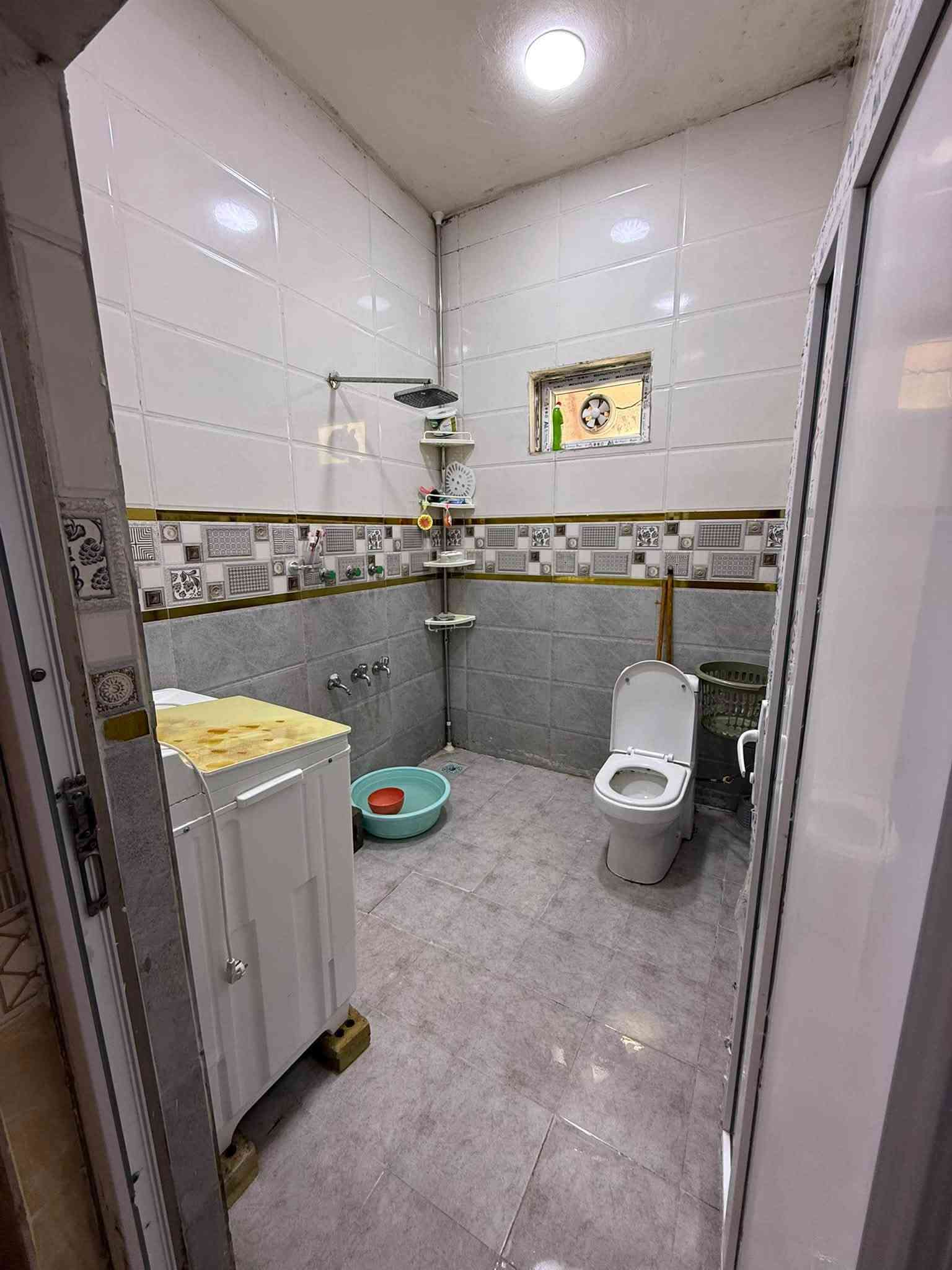 البيت البيع منطقة عداديه التجاره بيت 🏠 حديث بناء 2024  مساحته 142 متر طابق واحد جنس الدار طابو صرف سعره تصل اله رقم غرفتين  نوام بي***********

نص مكتوب في الصور:
- قص