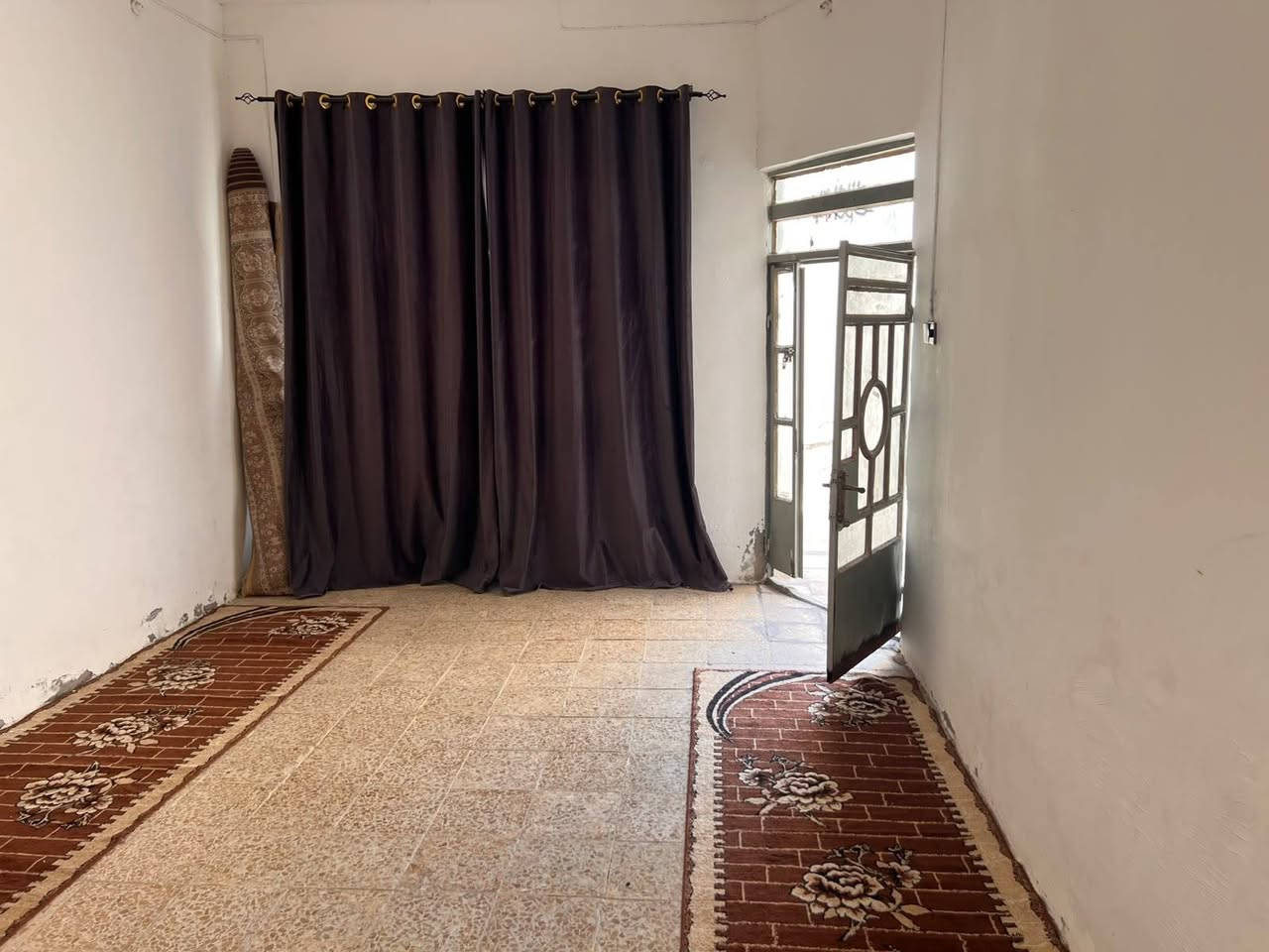 السلام عليكم ..تتوفر دار للبيع طابو ملك صرف حر  مداور ثاني يوم..العنوان .الحمزة الغربي.بدايه حي الأصدقاء.قرب مولده ابو جيهان.شارع علاء ابو الانترنيت .المساحه 150 م مربع ..تتكون الدار من طابقين ..الطابق الاول غرفتين نوم واستقبال وصاله ومطبخ وصحيات خارجيه.والطابق الثاني غرفتين نوم وصاله.البناء حديث طابوق وبلوك والسقف عكادة ..السعر مناسب ومعقول جدا قياسا مع الاسعار .السعر ٦٥ وبي مجال للشراي الجاد ..للشراء والاستفسار تفضل خاص او اتصل ب *********** يتوفر واتساب

