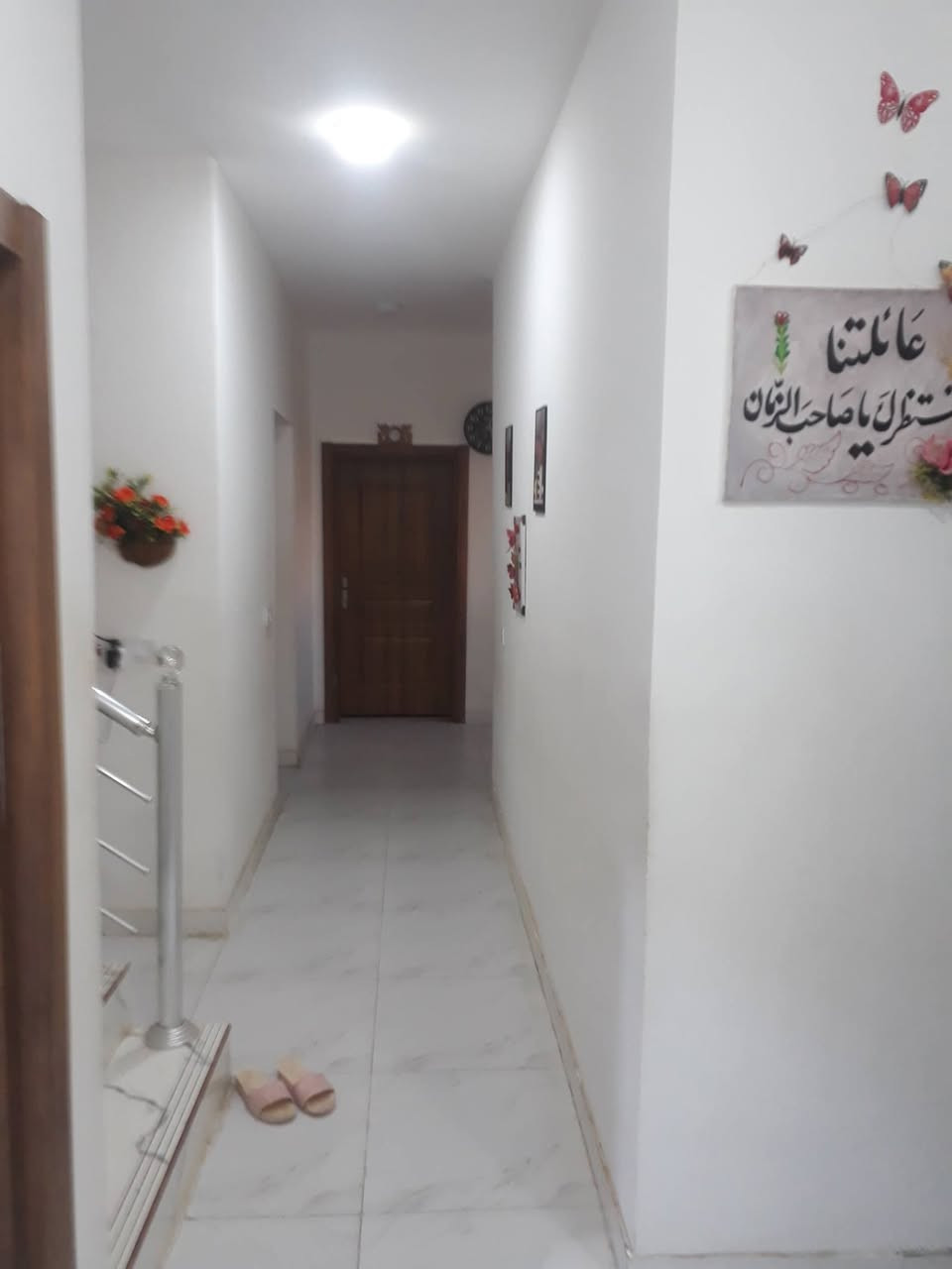 السلام عليكم
بيت للبيع 
مجمع الزهراء السكني مساحة كبيرة ٣٥٥ ركن طابق واحد يحتوي غرفتين نوم واستقبال ومطبخ ومجاميع صحية موقع مميز مقابيل حديقة مطلوب مبادرة تقريبا ٩٠ بدون فوائد خدمات كاملة تبليط مجاري كهرباء وطنية ومولد ذهبي مدرسة ابتدائية ومستوصف
حديقة البيت ١٥٥ ممكن بالمستقبل تكون بيت 
القصد الشهري ٤٦٠ 
تواصل ماسنجر 
أو ***********
