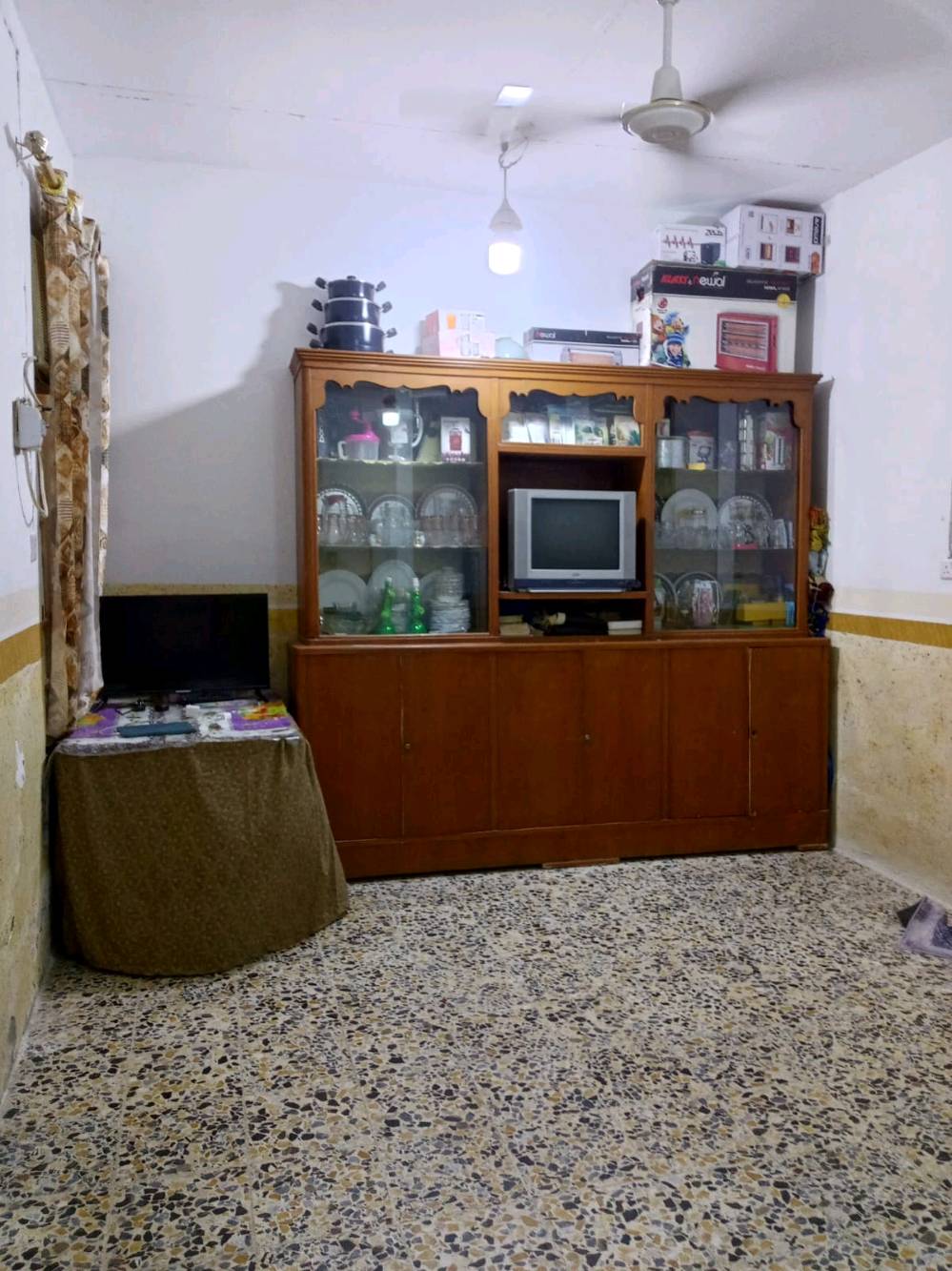 بيت للبيع .النجف .حي الوفاء مساحته ١٠٠م دولان و طابقين بي تلاث غرف وصاله ومطبخ وصحيات قريب على مركز شرطة الوفاء والمركز الصحي للاستفسار اكثر اتصل على رقم ***********