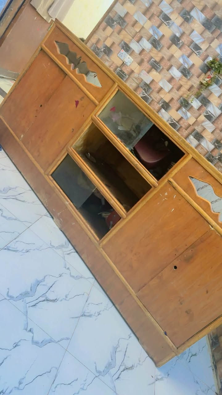 كنتور ب ٢٢٥ وبي مجال بعده جديد حتى دواخل مالته جديده 
والبوفيه احطاطه درجه أولى ب١٥٠ نقص بس يدات وصبغ 
العنوان بغداد ابو غريب 
وهذا رقم الواتس اب للتواصل 
***********
