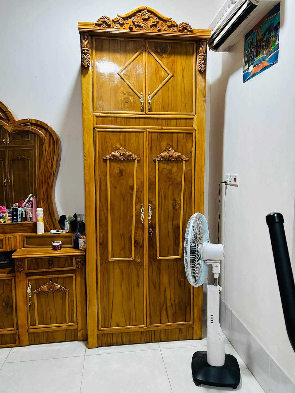 للبيع غرفه خشب صاج شغل درجه اوله استعمال قليل سبب البيع محتاج فلوس للستفسار اكثر ***********
